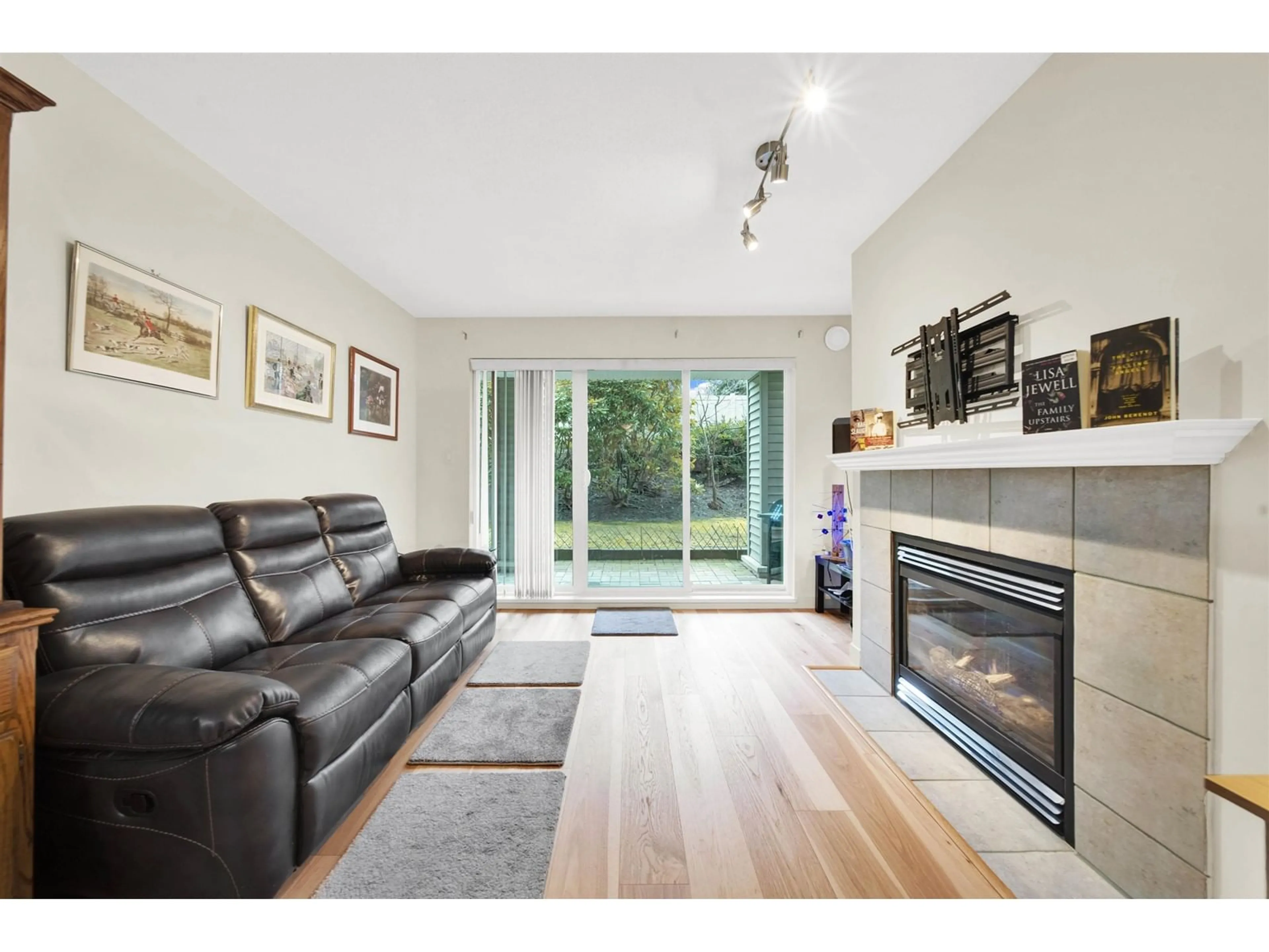 Living room with furniture, wood/laminate floor for 111 - 22022 49, Langley British Columbia V3A3R9