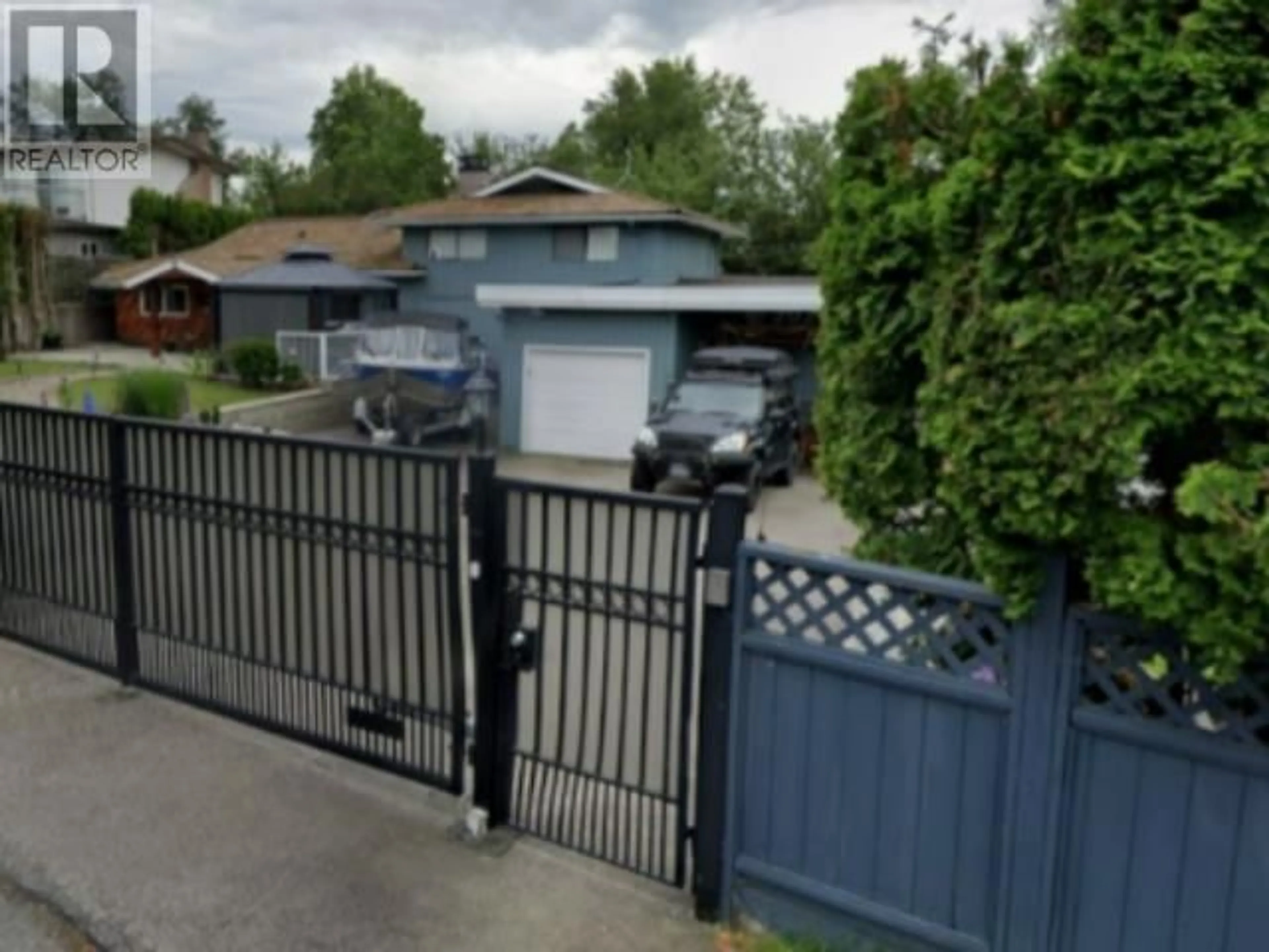 A pic from outside/outdoor area/front of a property/back of a property/a pic from drone, street for 6563 BROADWAY STREET, Burnaby British Columbia V5B2Y6