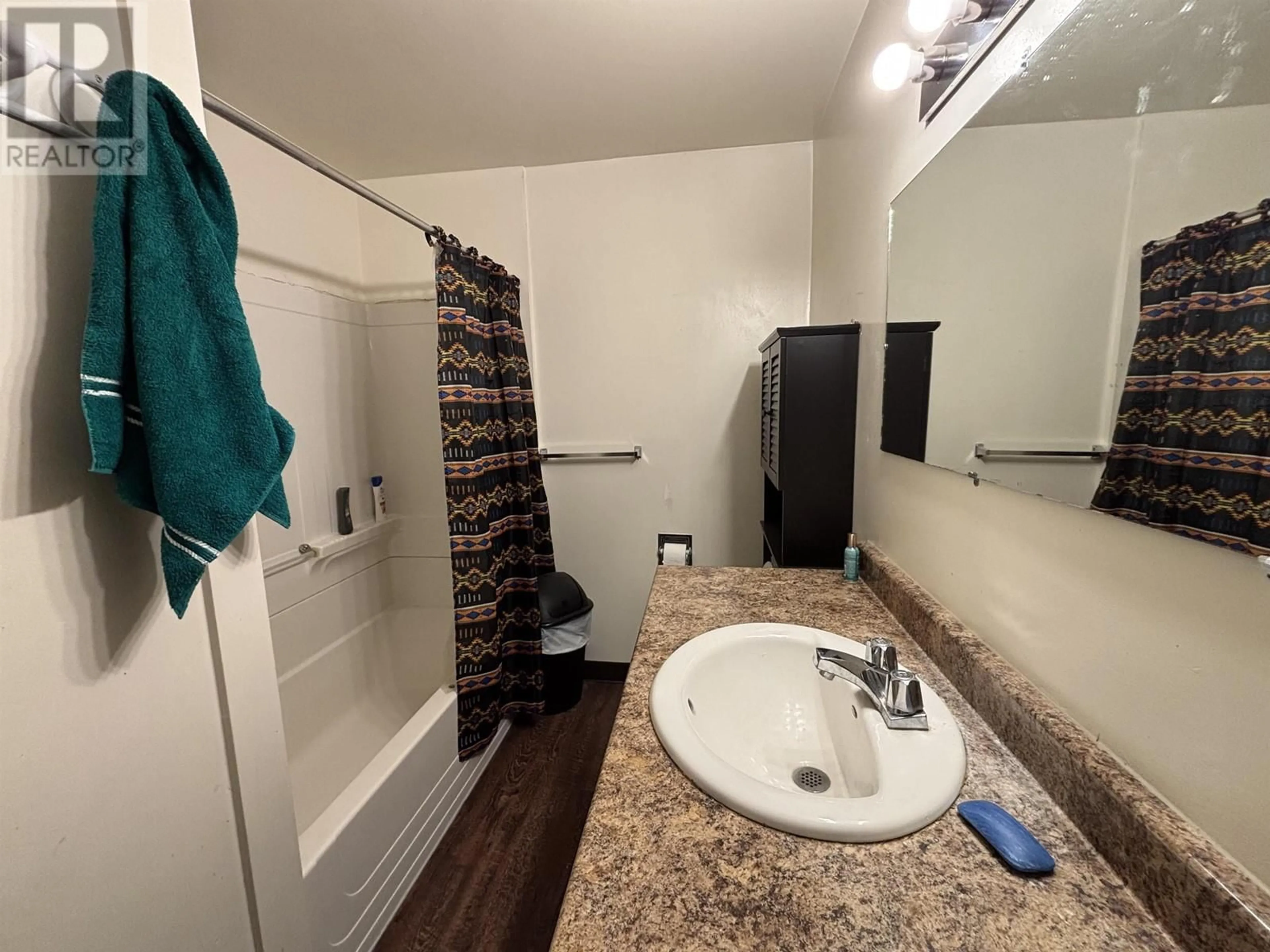 Standard bathroom, unknown for 887 DOUGLAS STREET, Prince George British Columbia V2M2M6