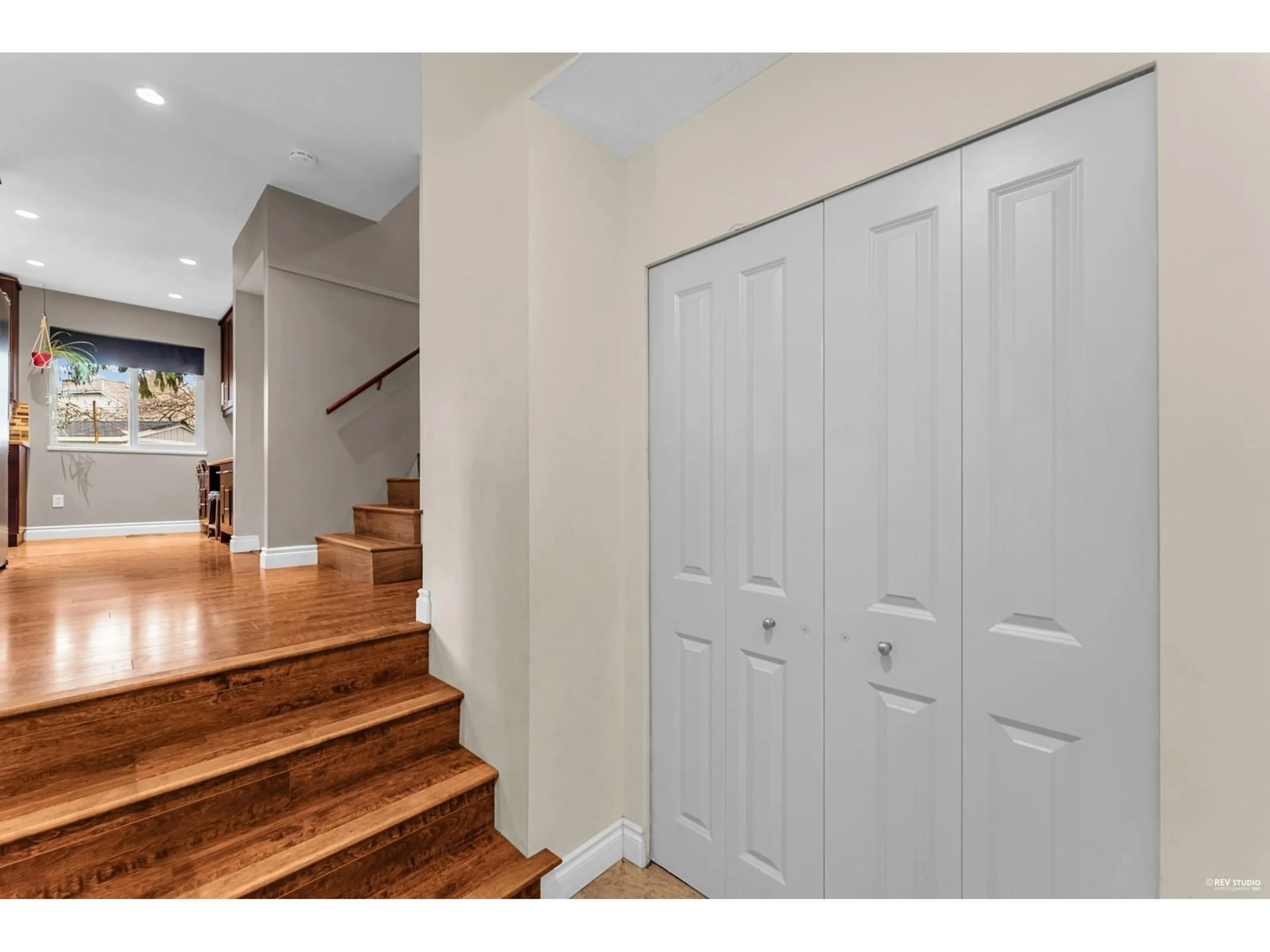 Indoor entryway for 12966 61B AVENUE, Surrey British Columbia V3X3G5