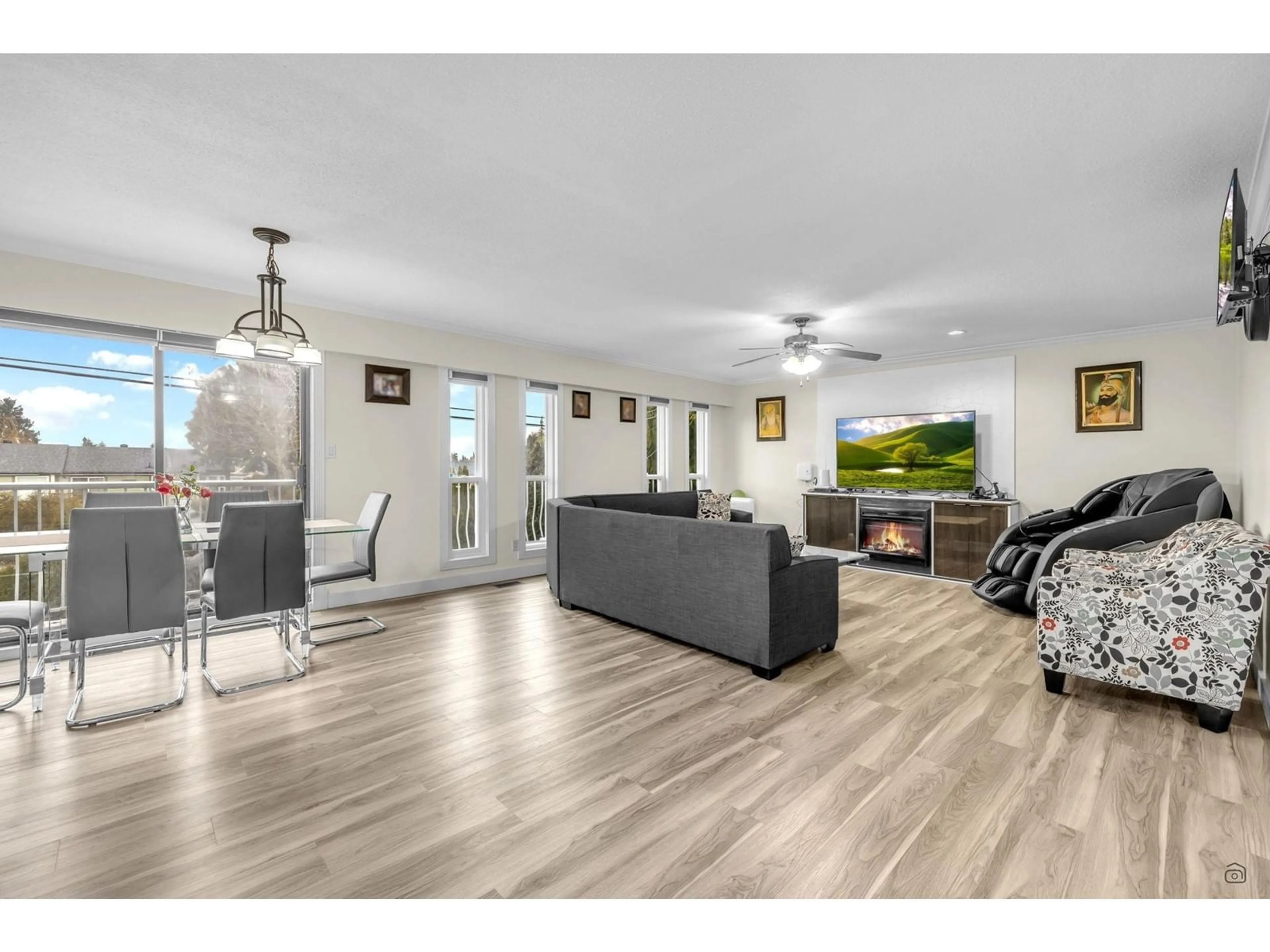 Living room with furniture, wood/laminate floor for 13052 64, Surrey British Columbia V3W1X7