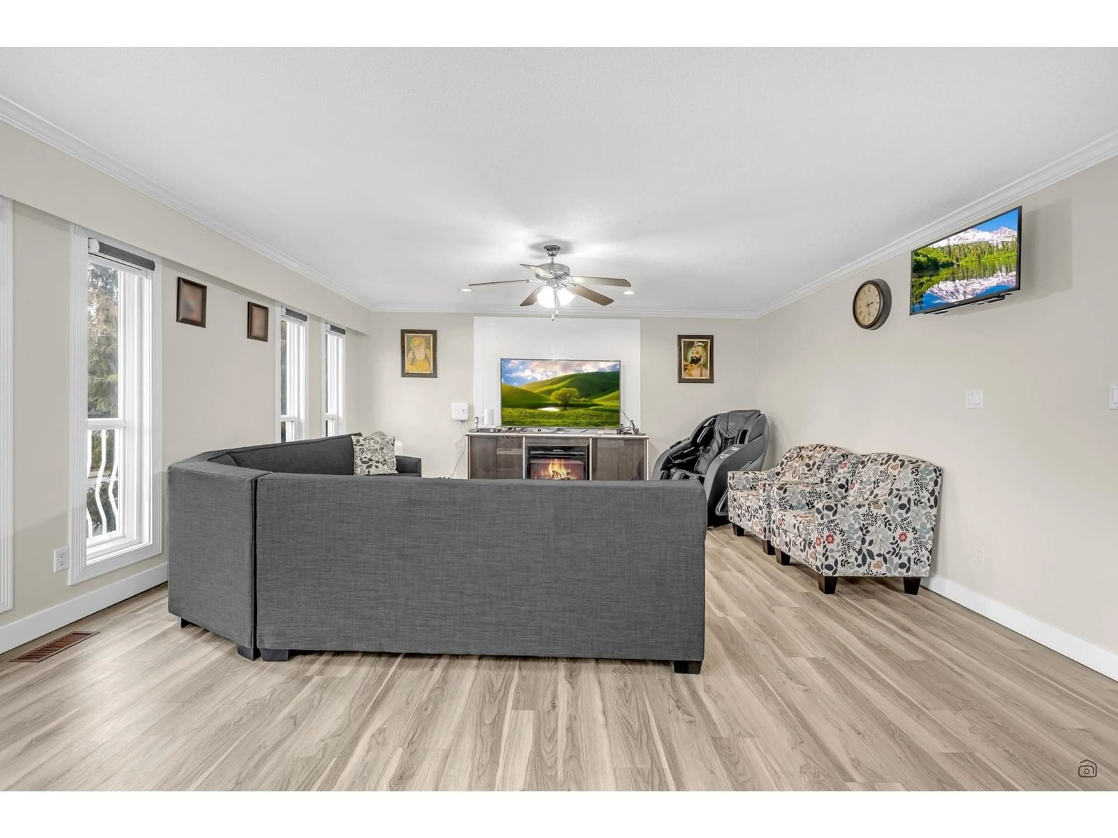 Living room with furniture, wood/laminate floor for 13052 64, Surrey British Columbia V3W1X7
