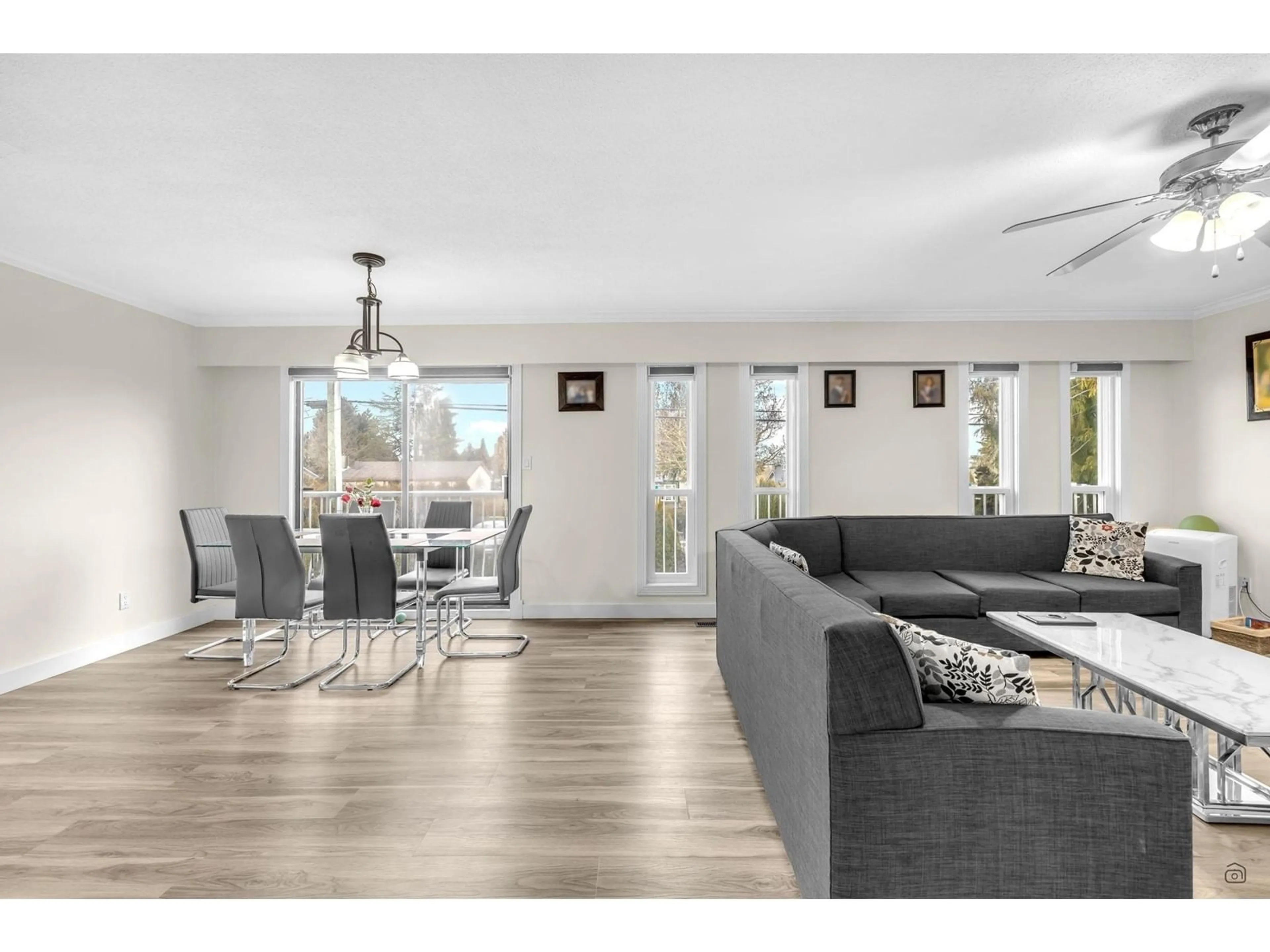 Living room with furniture, wood/laminate floor for 13052 64, Surrey British Columbia V3W1X7
