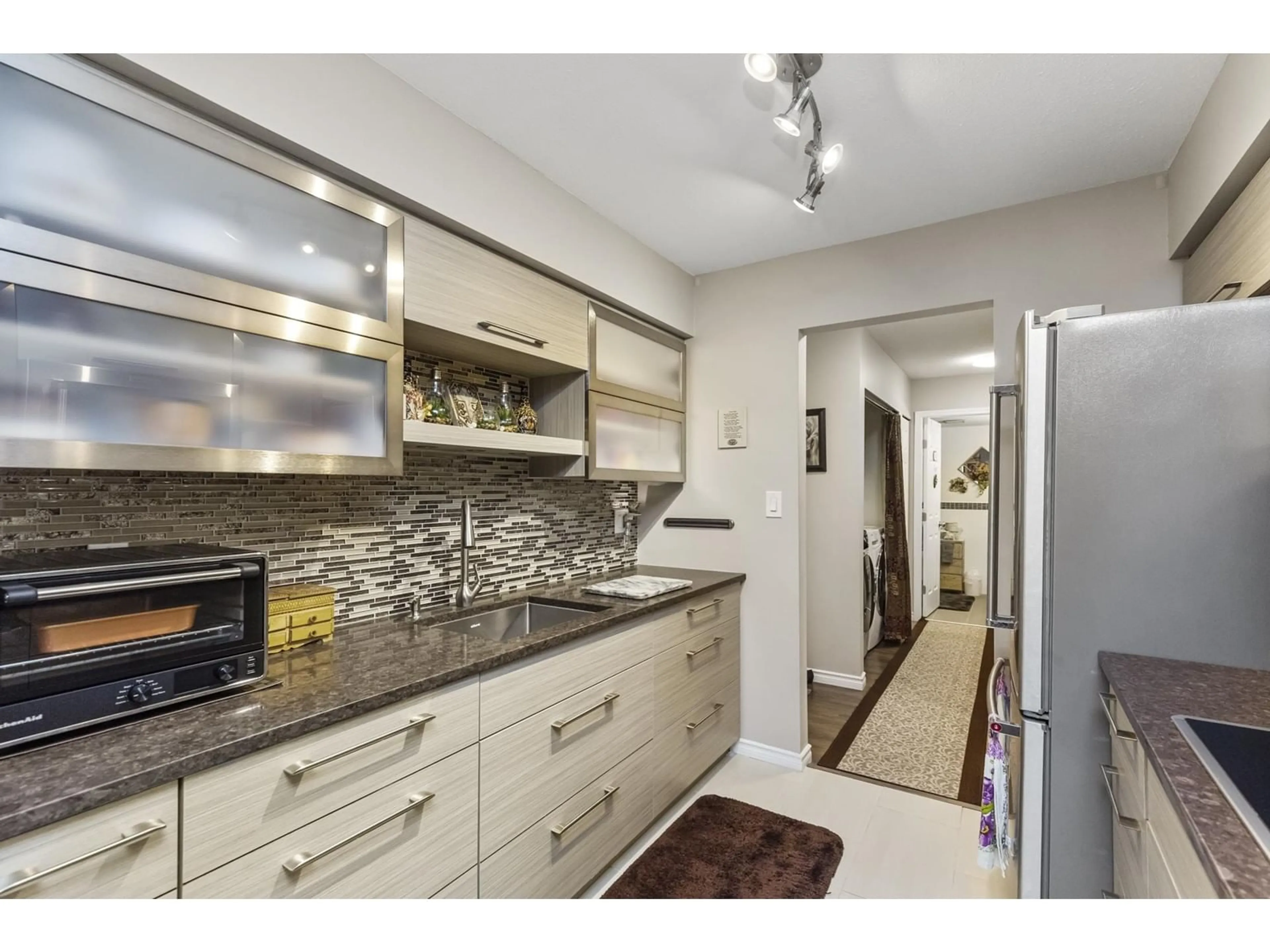 Open concept kitchen, ceramic/tile floor for 127 - 31955 OLD YALE, Abbotsford British Columbia V2T4N1