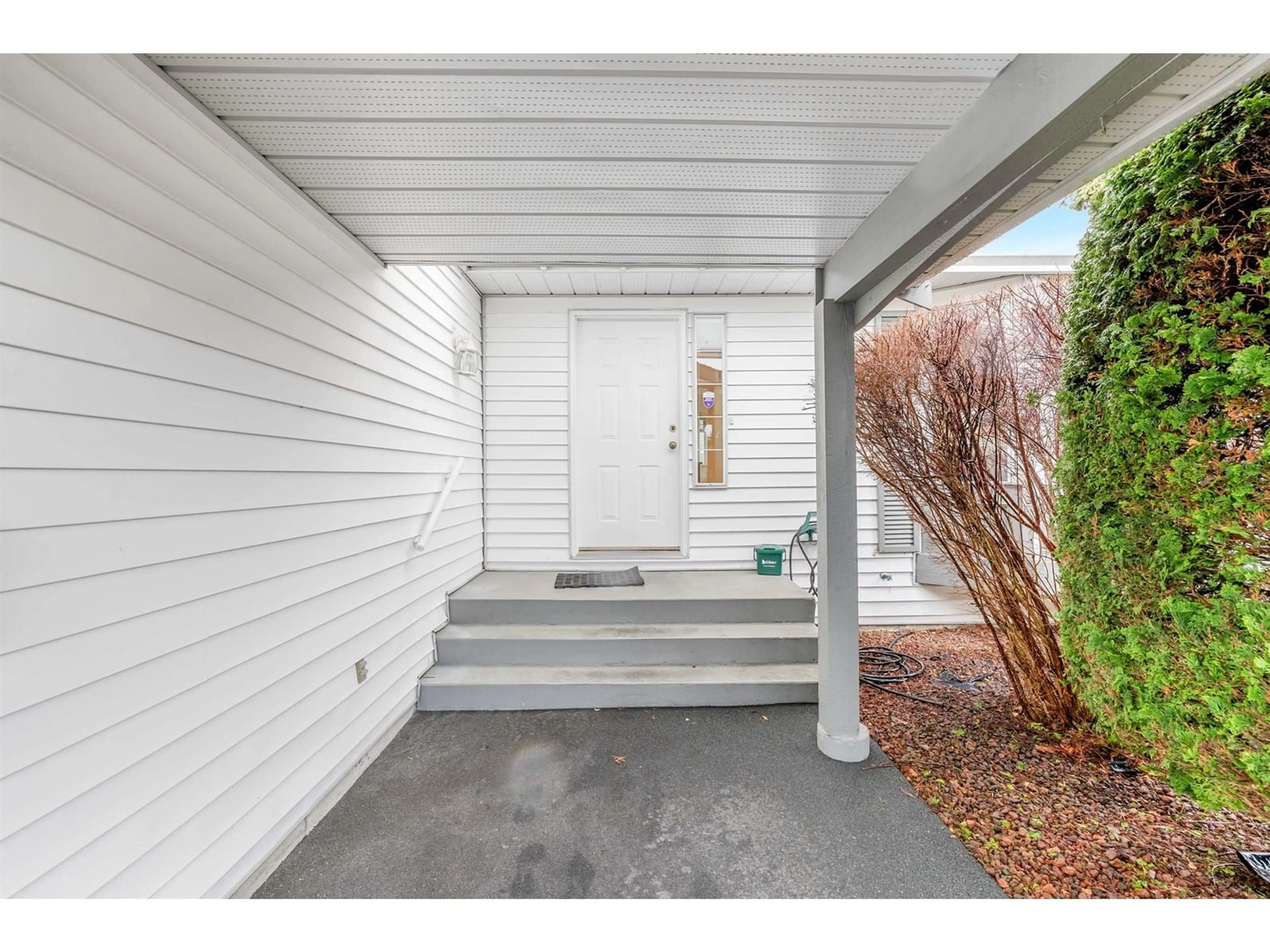 Indoor entryway for 7470 123 STREET, Surrey British Columbia V3W9N1