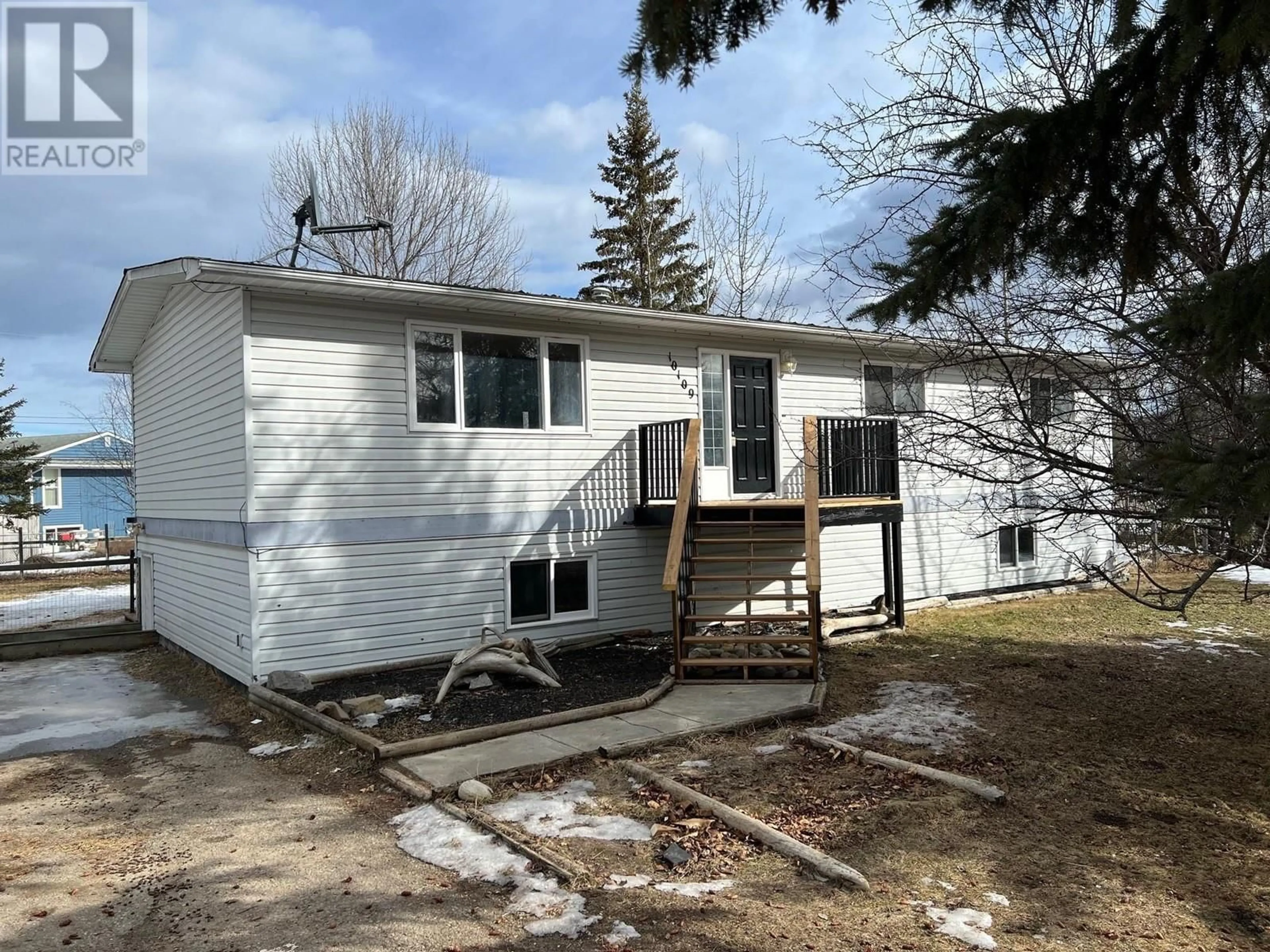 Home with vinyl exterior material, unknown for 10109 MACINTOSH CRESCENT, Hudsons Hope British Columbia V0C1V0
