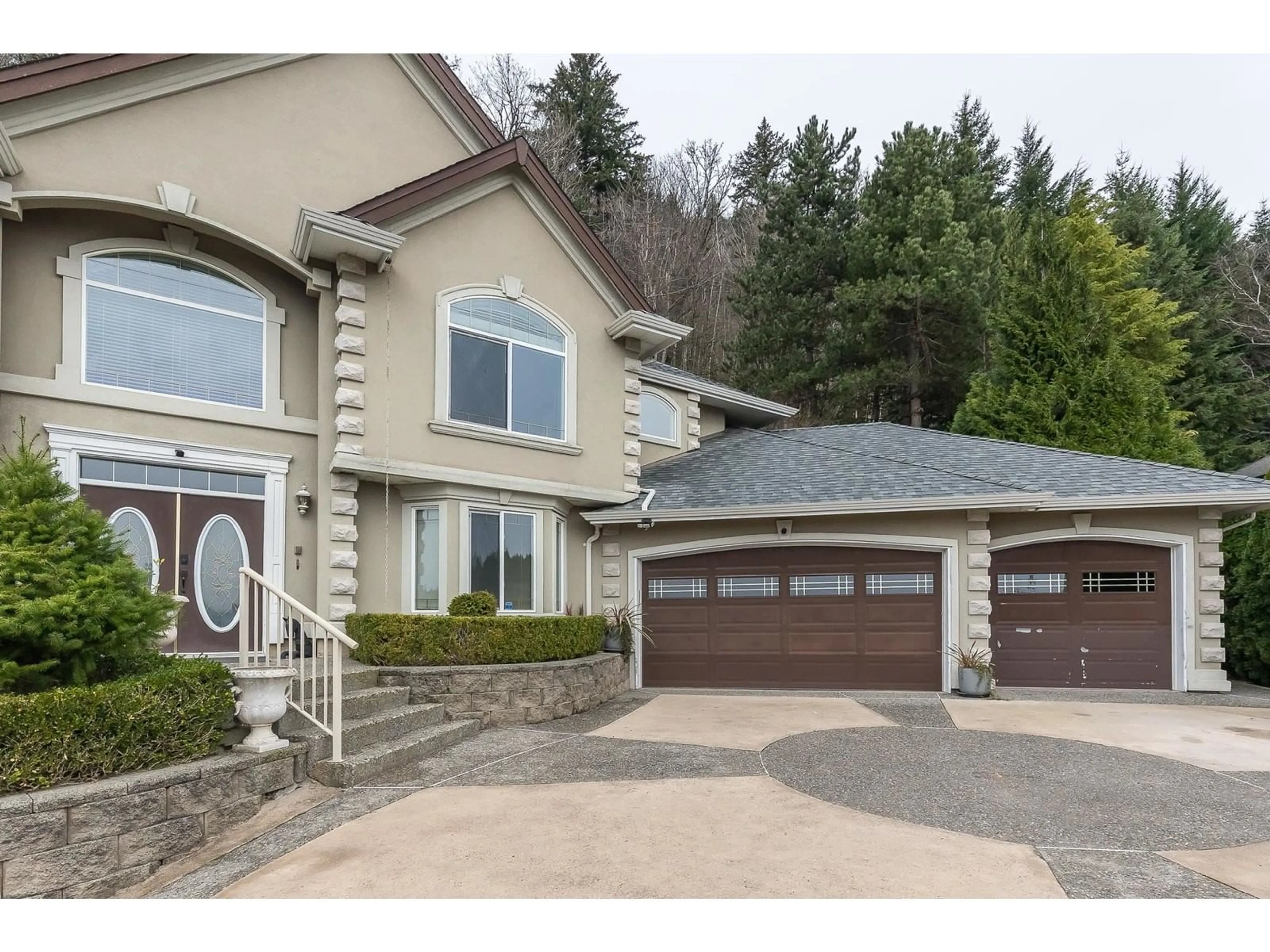 Home with vinyl exterior material, street for 36228 SANDRINGHAM DRIVE, Abbotsford British Columbia V3G2M5