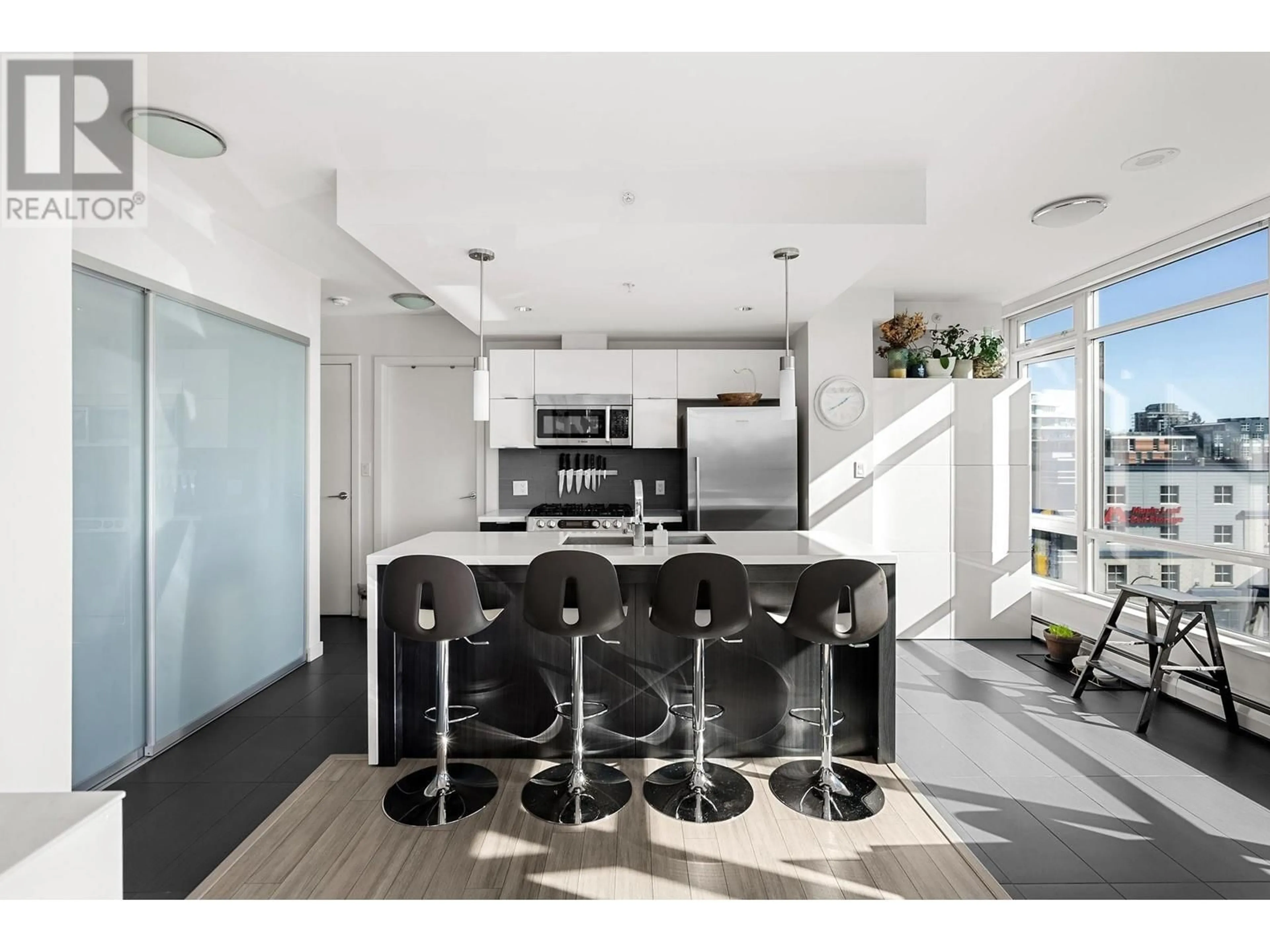 Open concept kitchen, ceramic/tile floor for 707 1775 QUEBEC STREET, Vancouver British Columbia V5T0E3