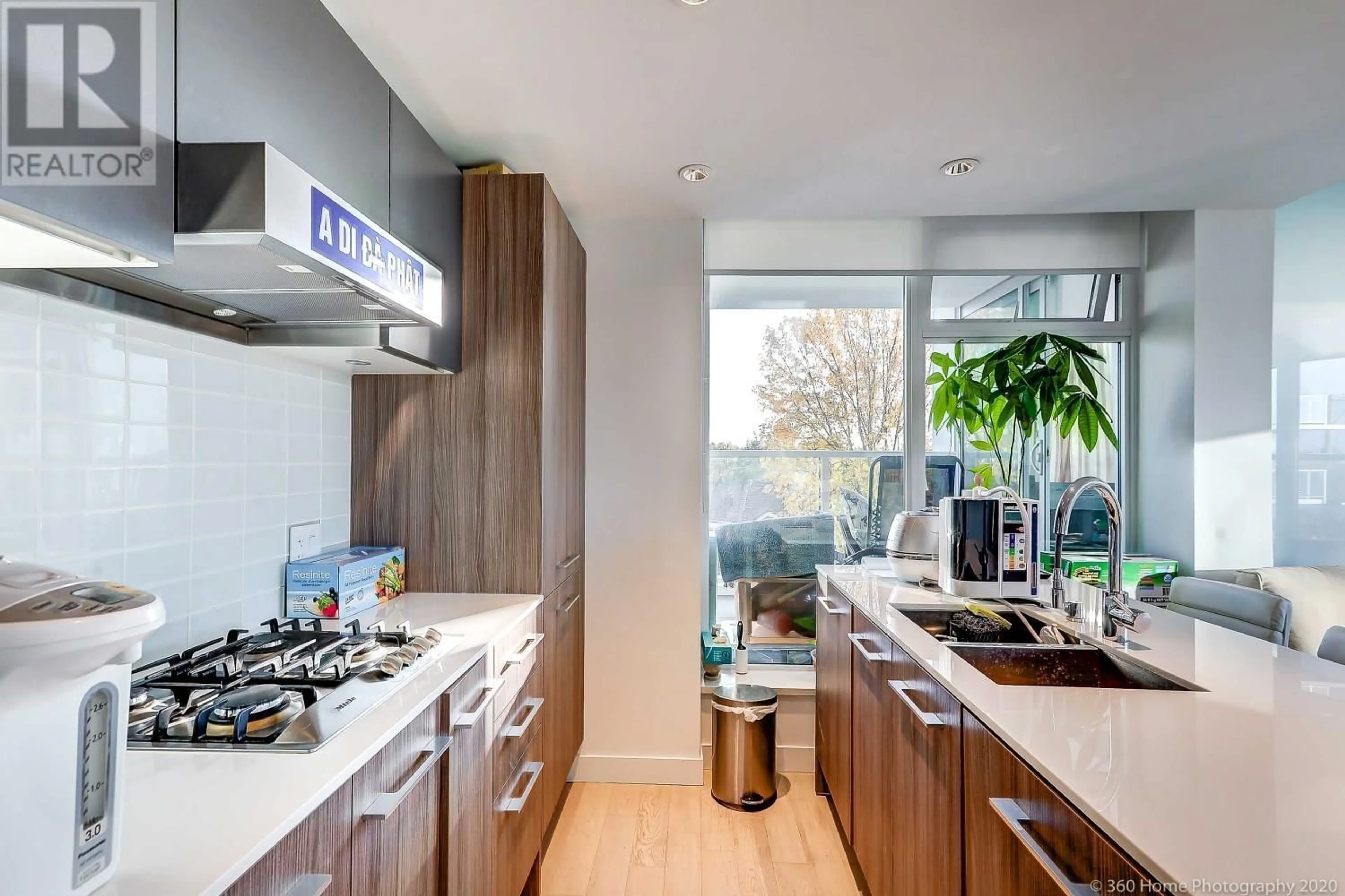 Contemporary kitchen, wood/laminate floor for 509 - 2221 30TH AVENUE, Vancouver British Columbia V5N0G6