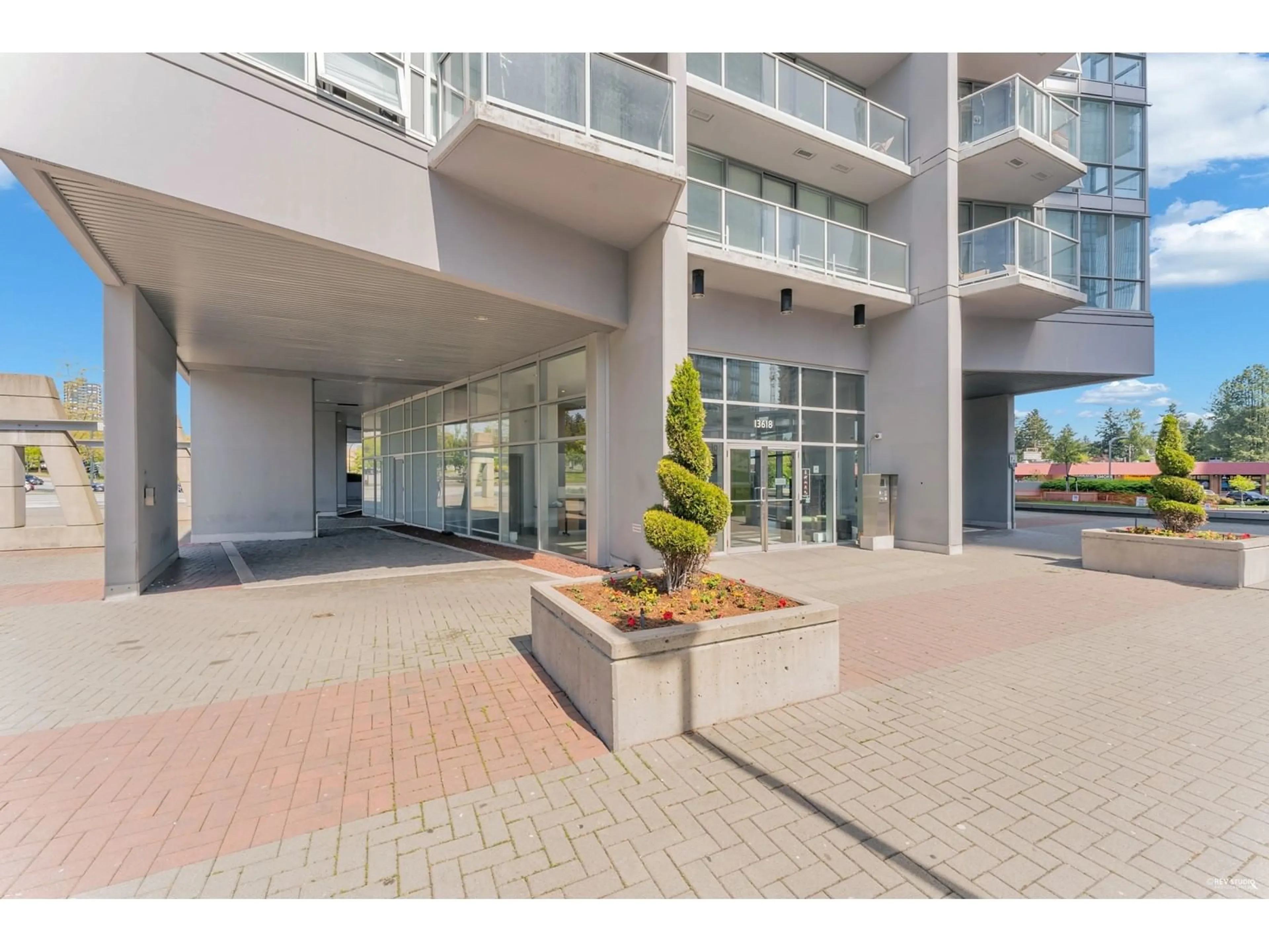 Indoor foyer for 402 13618 100 AVENUE, Surrey British Columbia V3T0A8