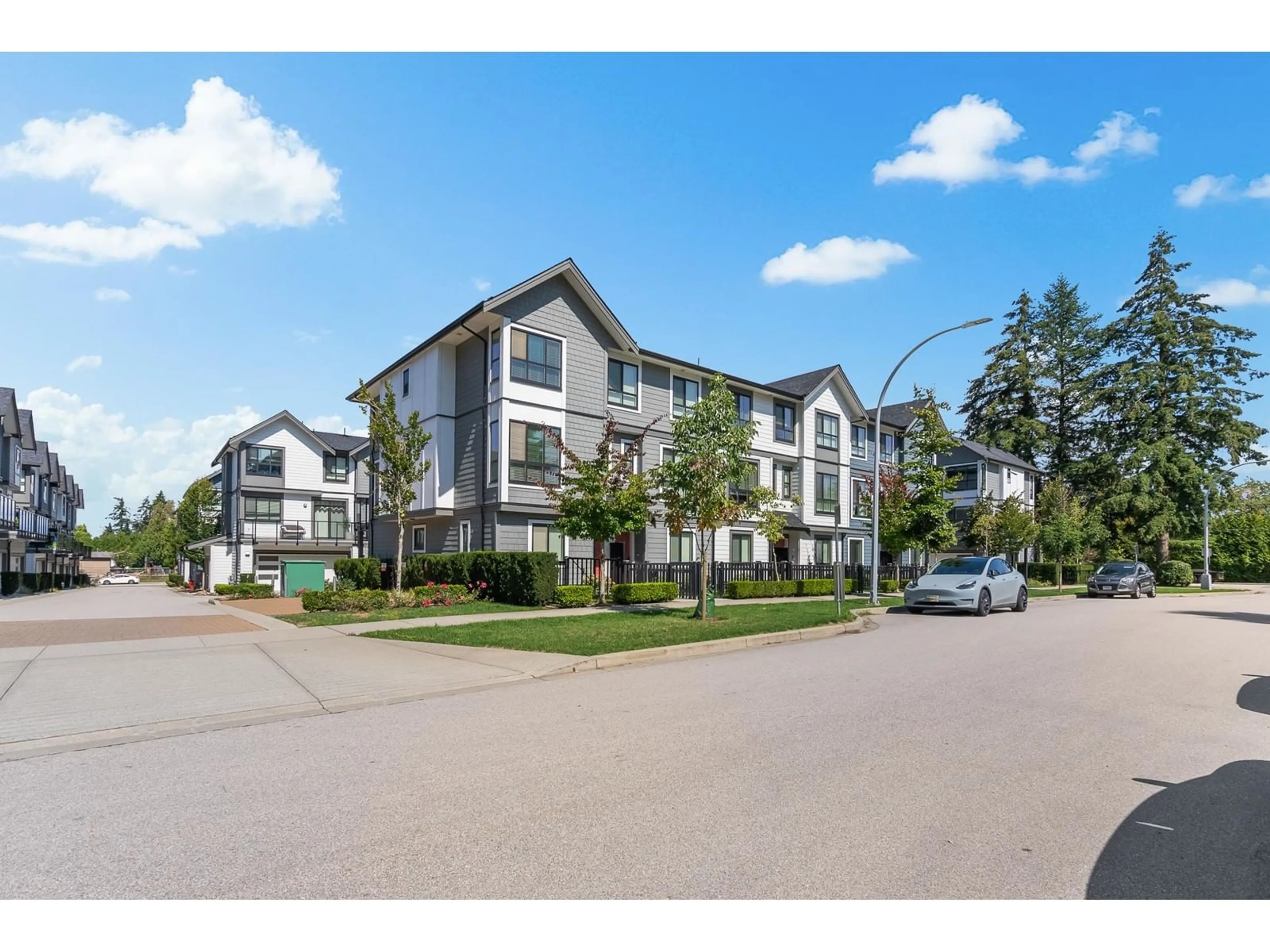 A pic from outside/outdoor area/front of a property/back of a property/a pic from drone, unknown for 15 - 16760 25, Surrey British Columbia V3Z0W4