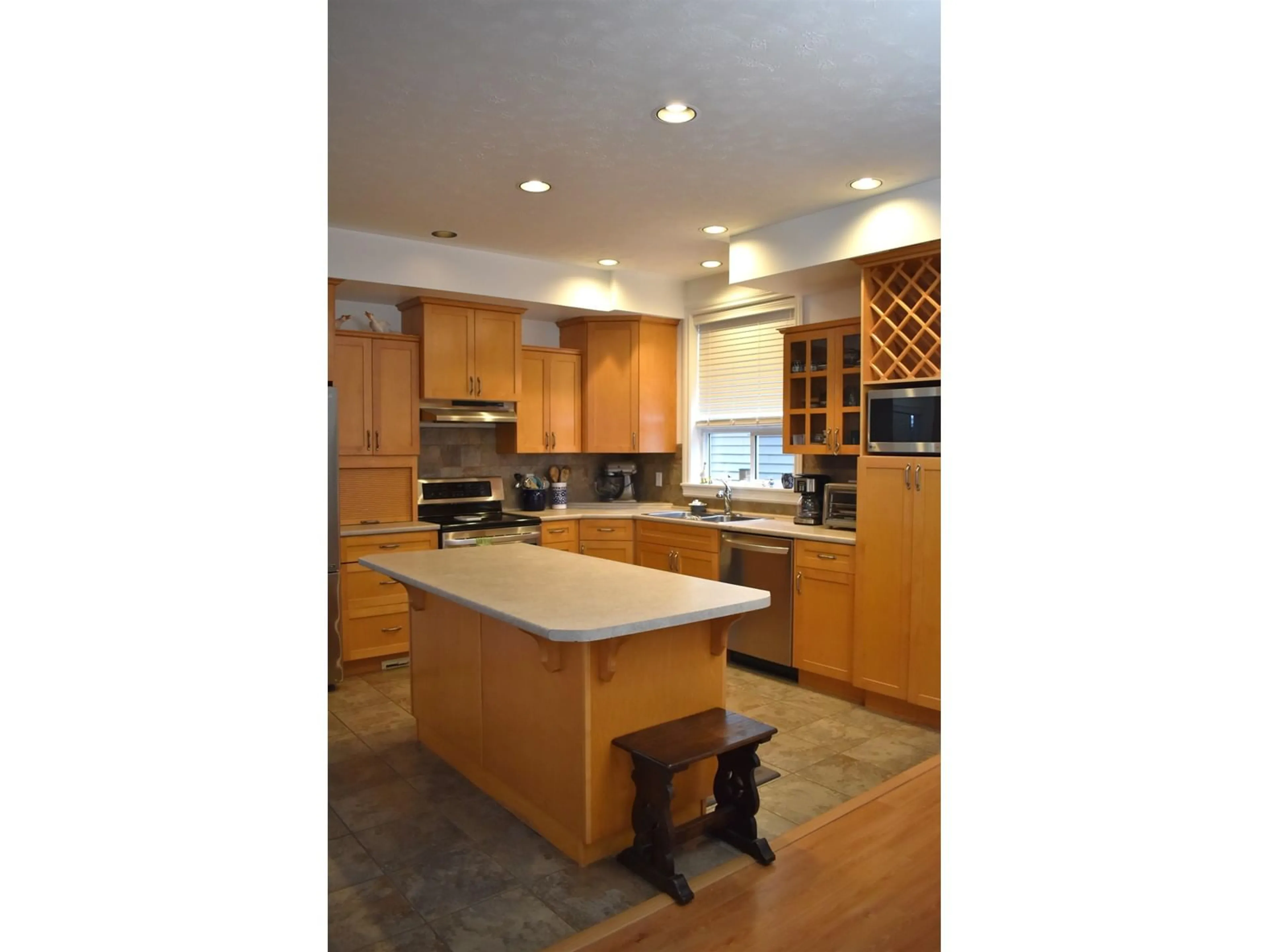 Open concept kitchen, unknown for 44582 MONTE VISTA DRIVE|Sardis South, Chilliwack British Columbia V2R5T2