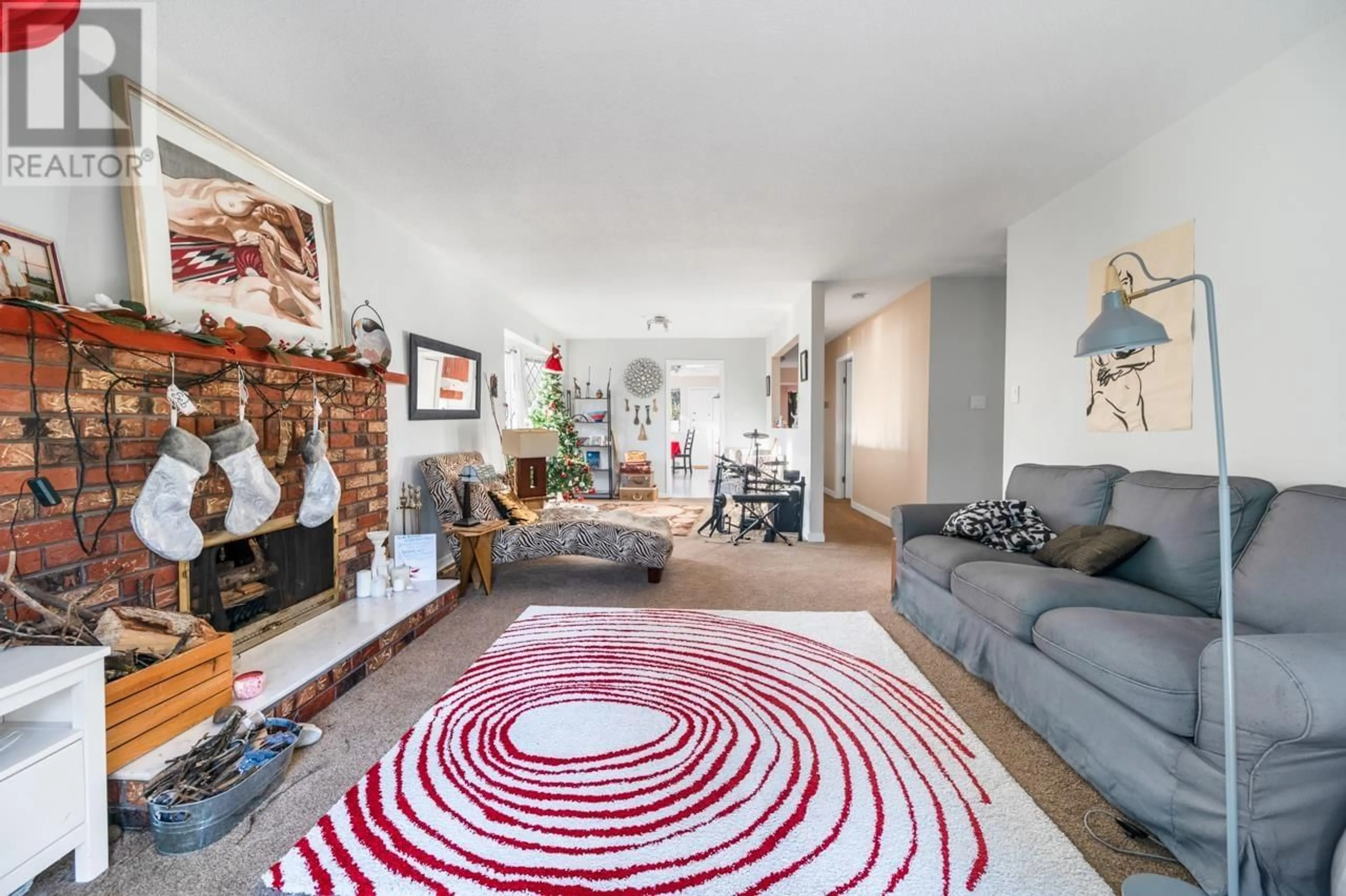 Living room with furniture, carpet floor for 3003 SUNNYHURST ROAD, North Vancouver British Columbia V7K2G4