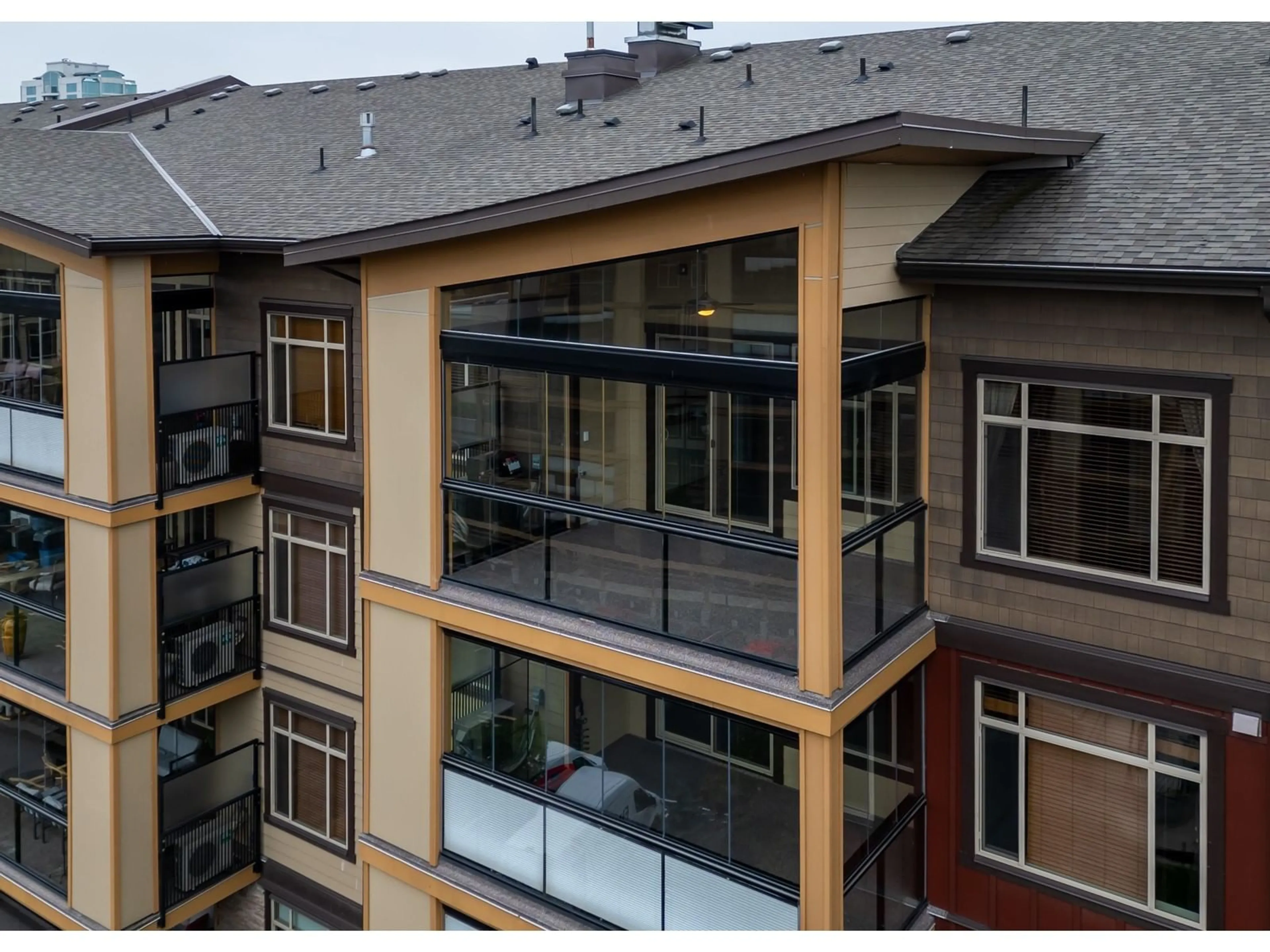 A pic from outside/outdoor area/front of a property/back of a property/a pic from drone, unknown for 608 2860 TRETHEWEY STREET, Abbotsford British Columbia V2T0G5