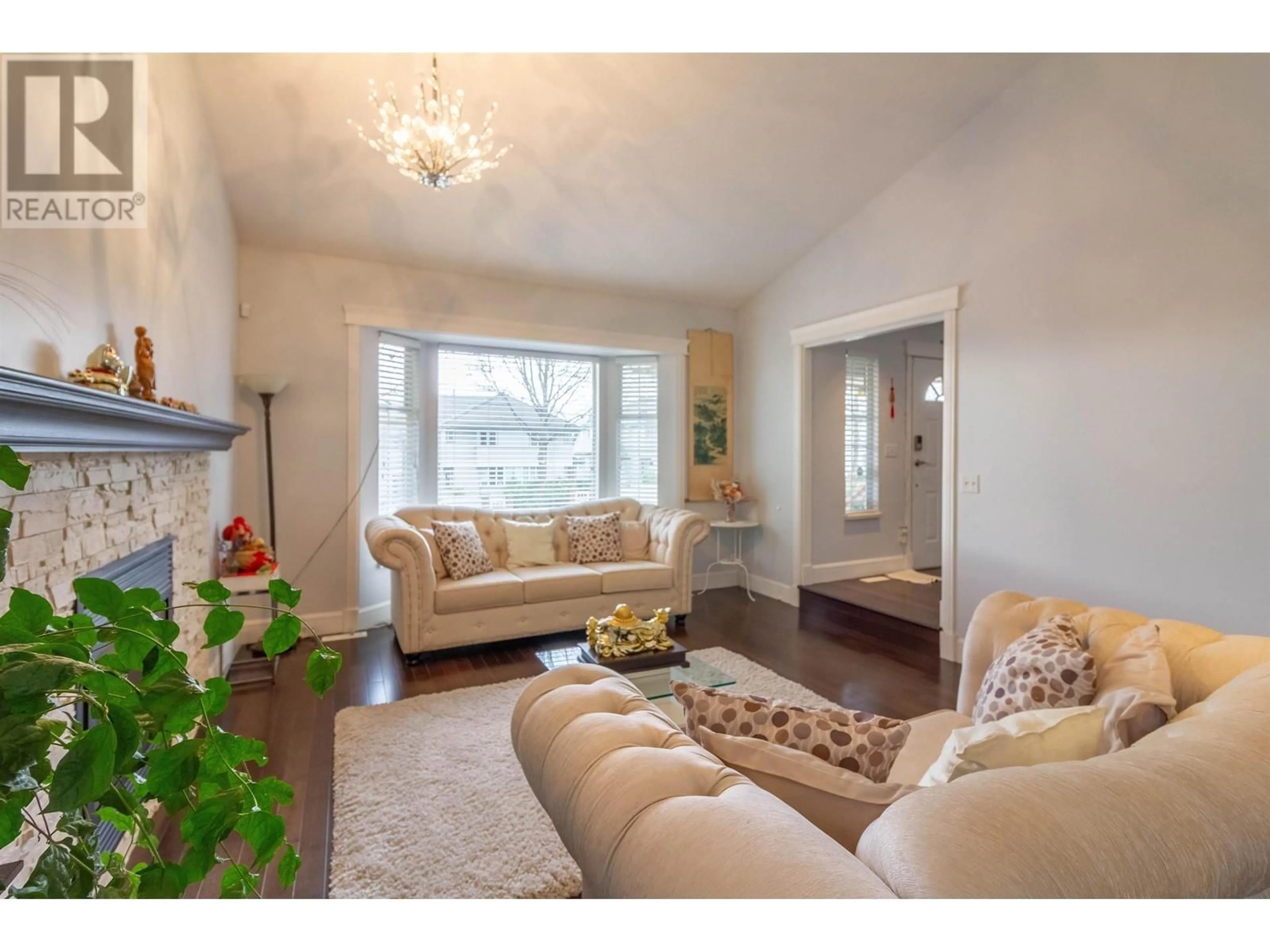 Living room with furniture, wood/laminate floor for 921 CITADEL DRIVE, Port Coquitlam British Columbia V3C5J2