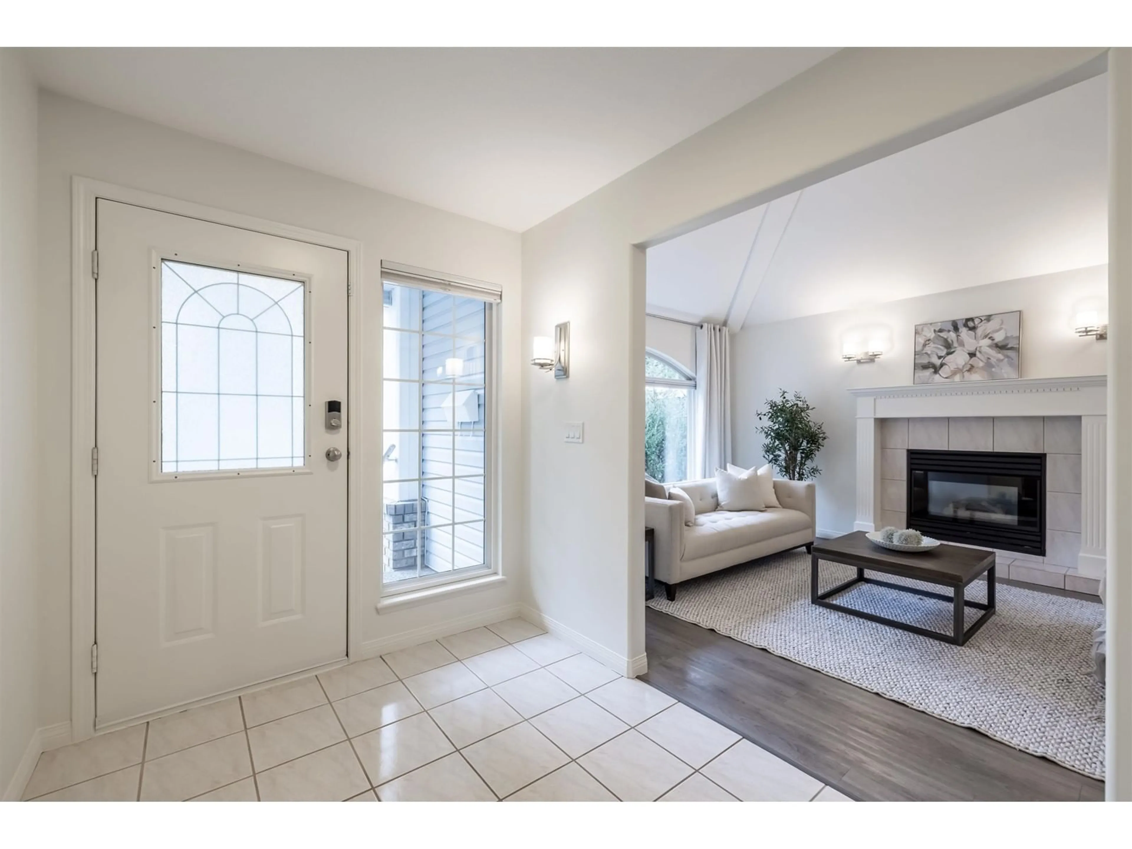 Indoor entryway for 21093 43 AVENUE, Langley British Columbia V3A7M9