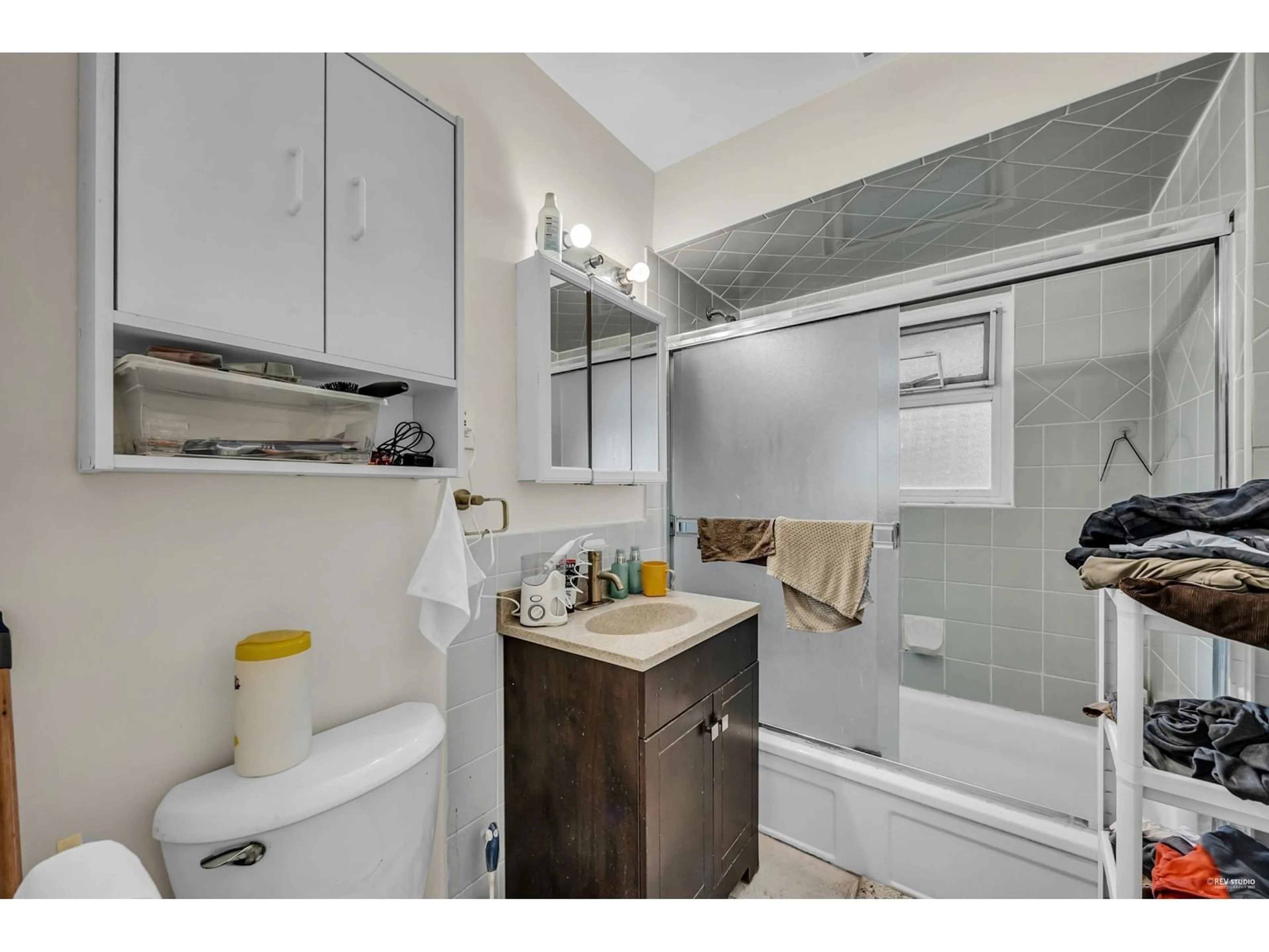 Standard bathroom, ceramic/tile floor for 14920 KEW, Surrey British Columbia V3R4Y2