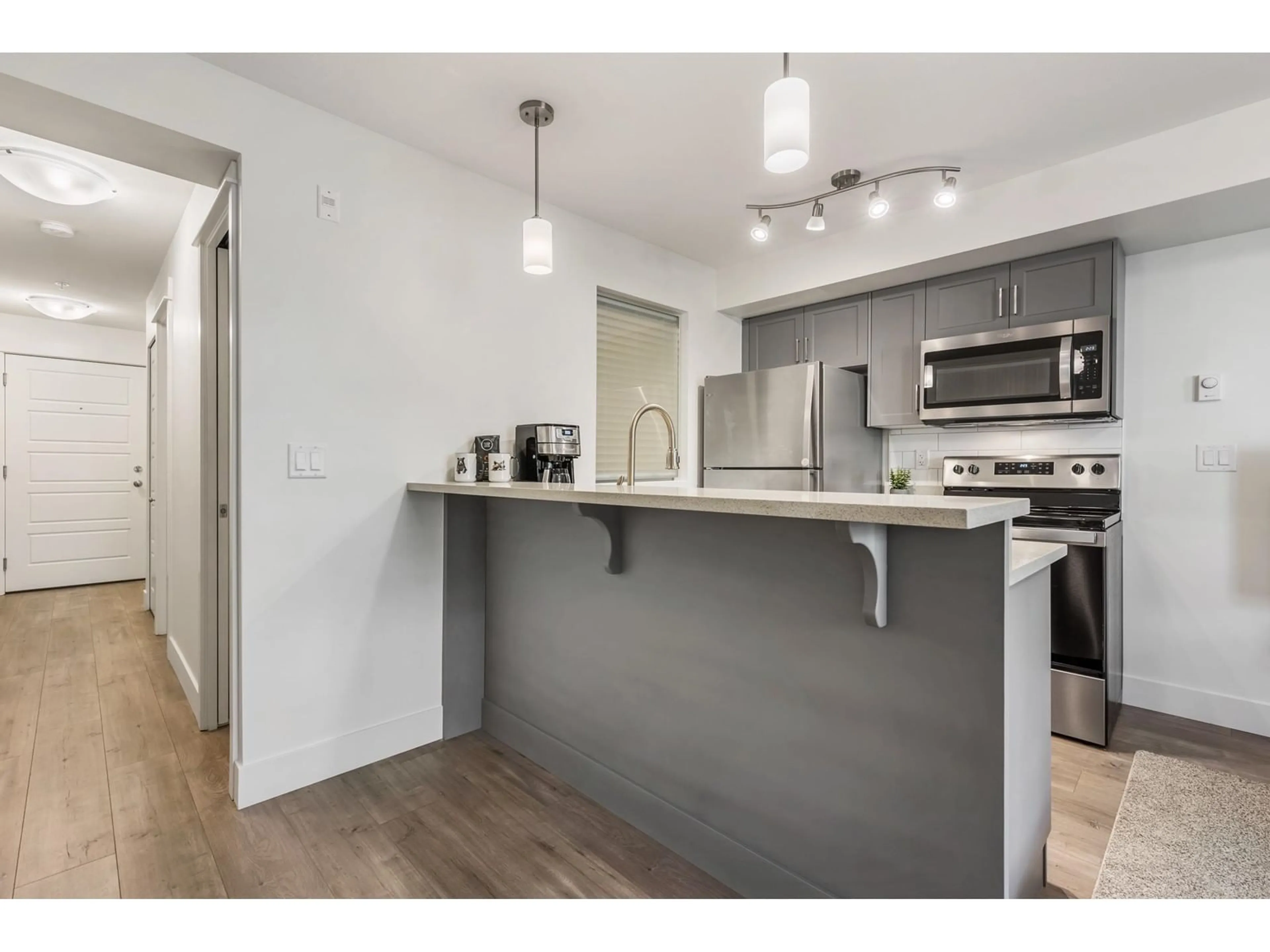 Open concept kitchen, wood/laminate floor for 222 30515 CARDINAL AVENUE, Abbotsford British Columbia V2T0A8