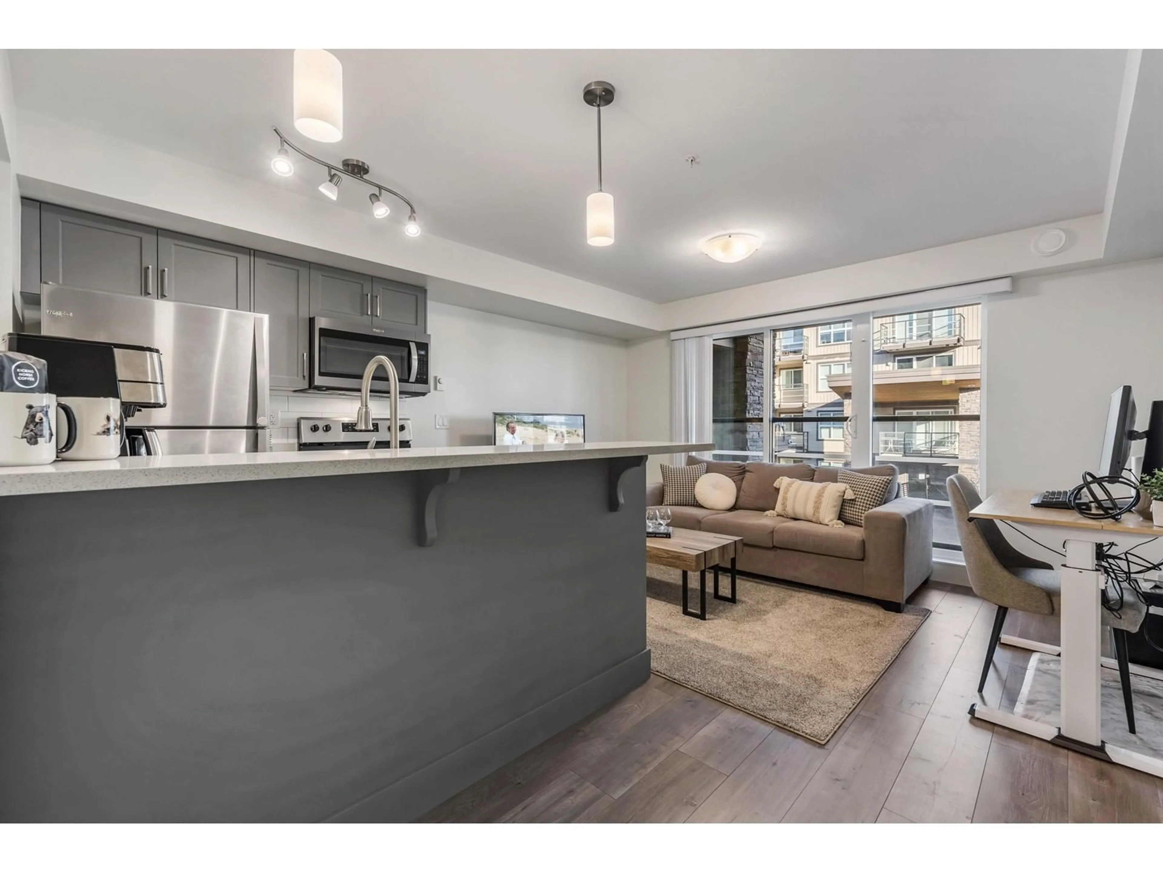 Open concept kitchen, unknown for 222 30515 CARDINAL AVENUE, Abbotsford British Columbia V2T0A8