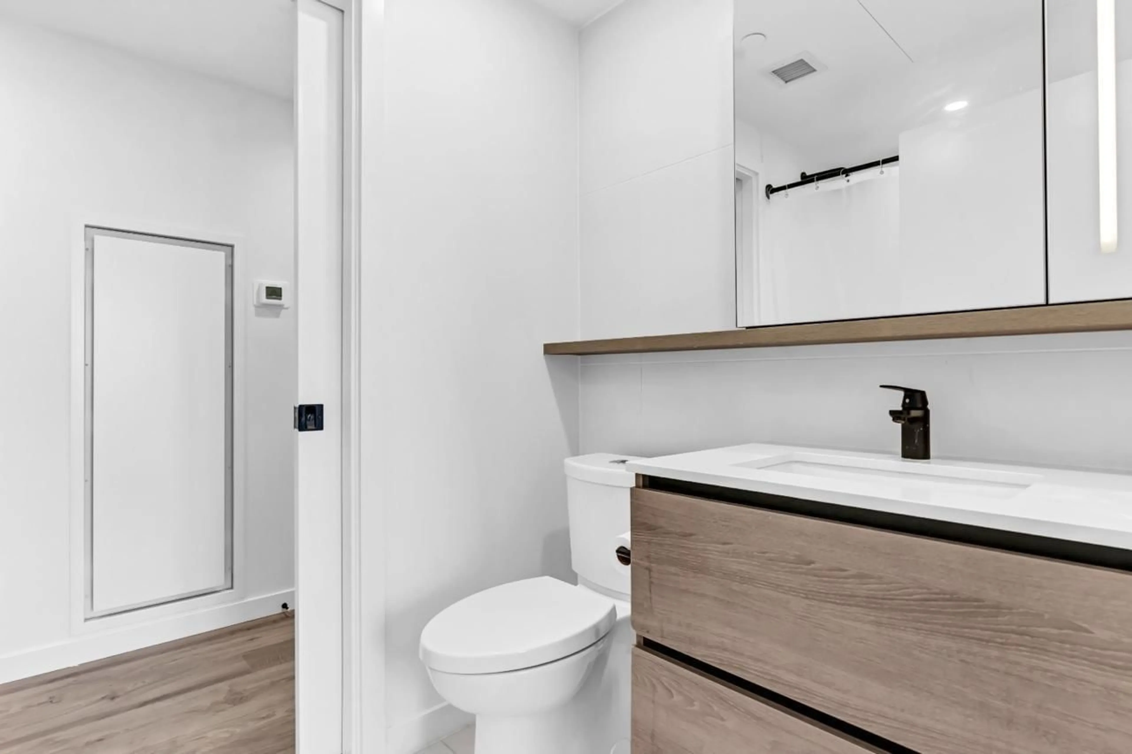 Standard bathroom, unknown for 3304 10448 UNIVERSITY DRIVE, Surrey British Columbia V3T0S7