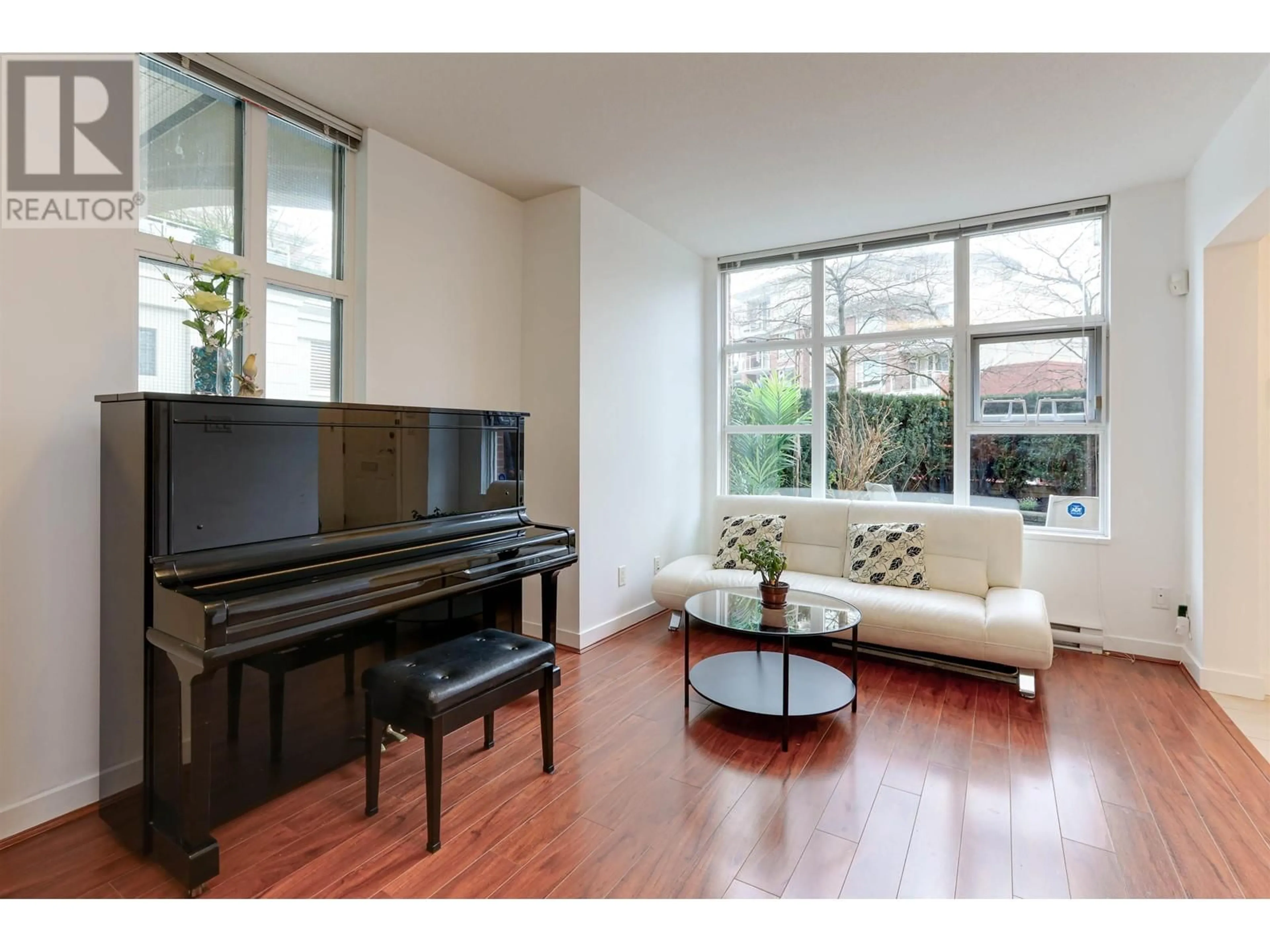 Living room with furniture, wood/laminate floor for 1468 CEDAR COTTAGE MEWS, Vancouver British Columbia V5N5Z1