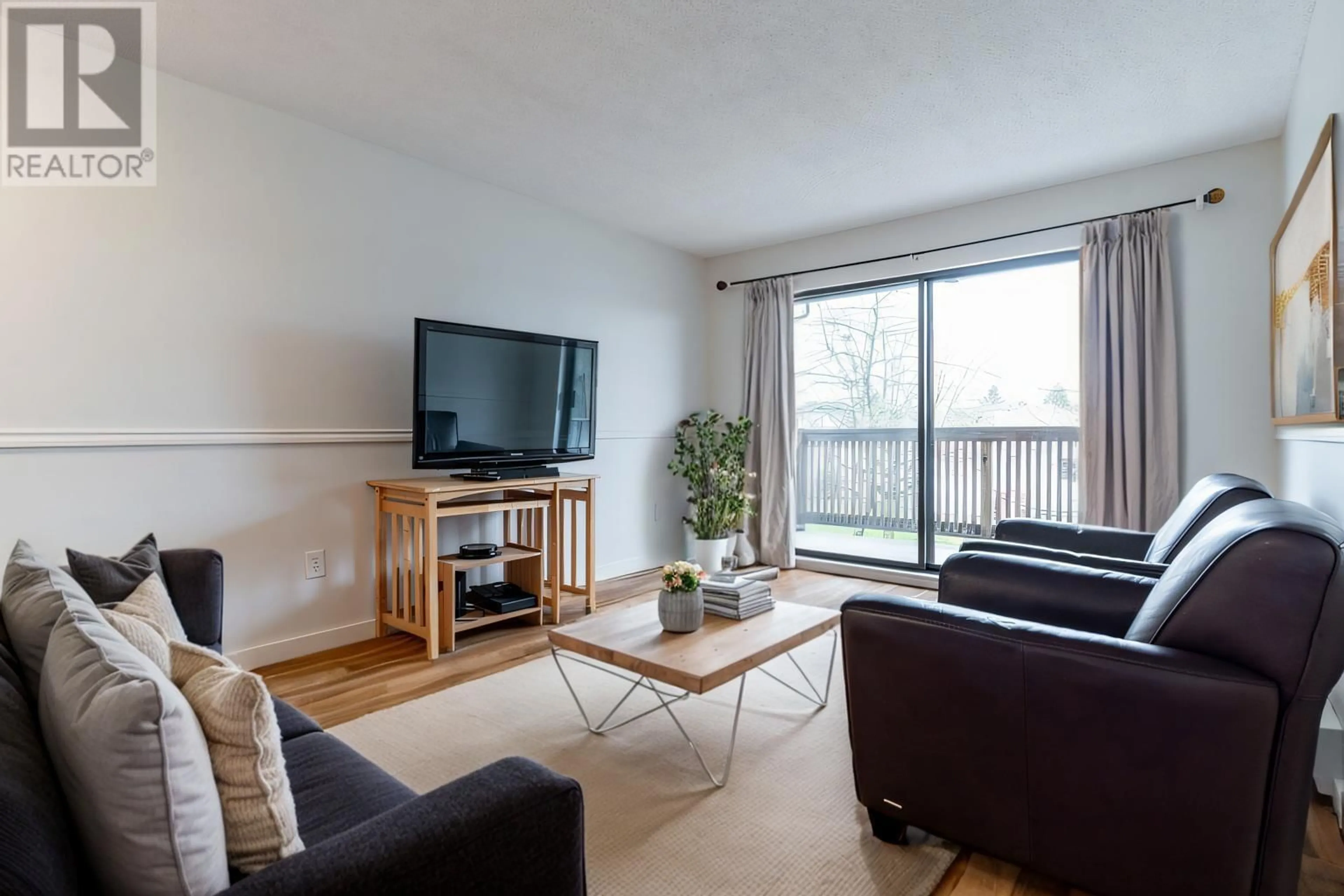 Living room with furniture, wood/laminate floor for 219 - 1202 LONDON STREET, New Westminster British Columbia V3M5Z6