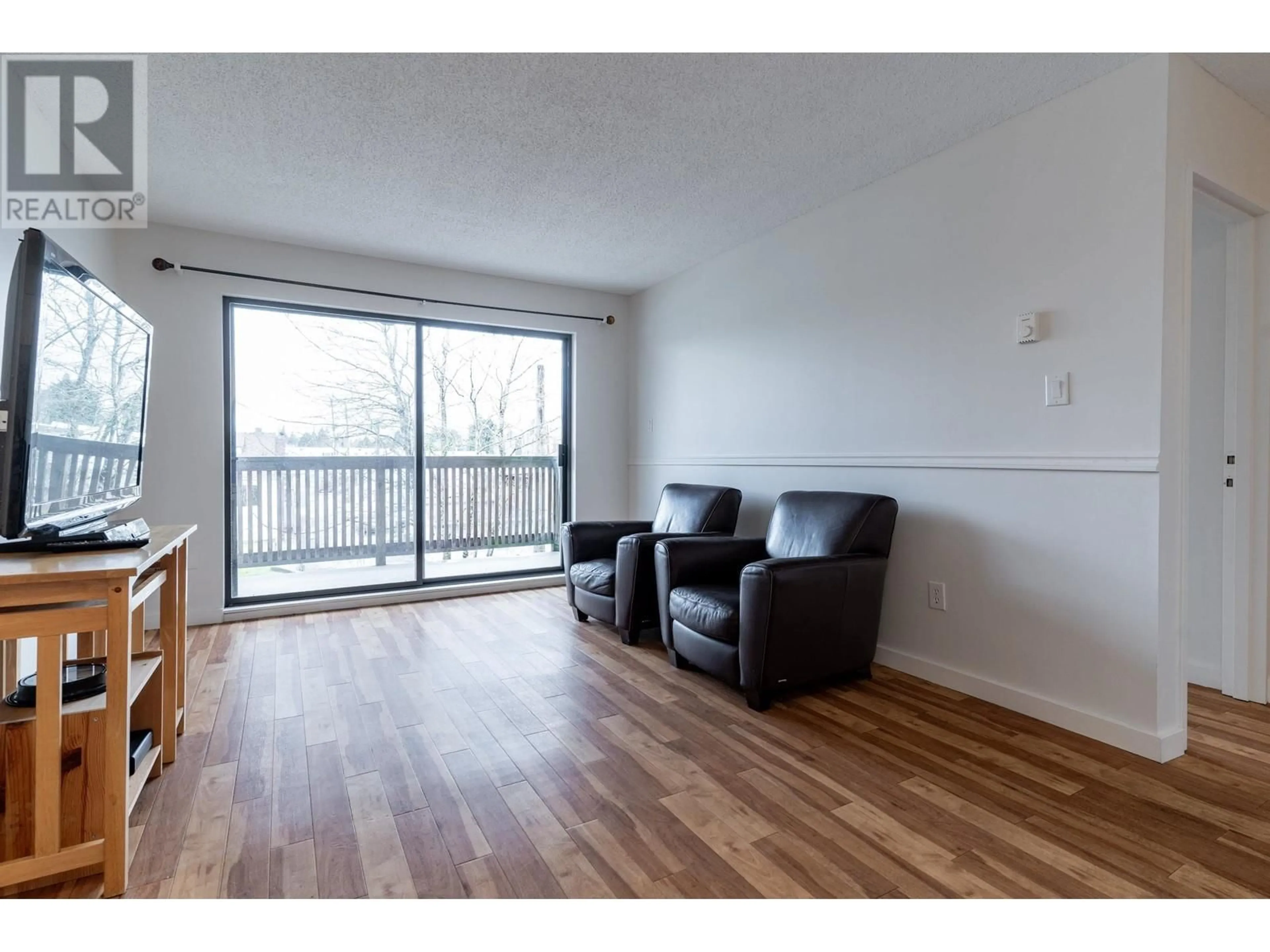 Living room with furniture, wood/laminate floor for 219 - 1202 LONDON STREET, New Westminster British Columbia V3M5Z6