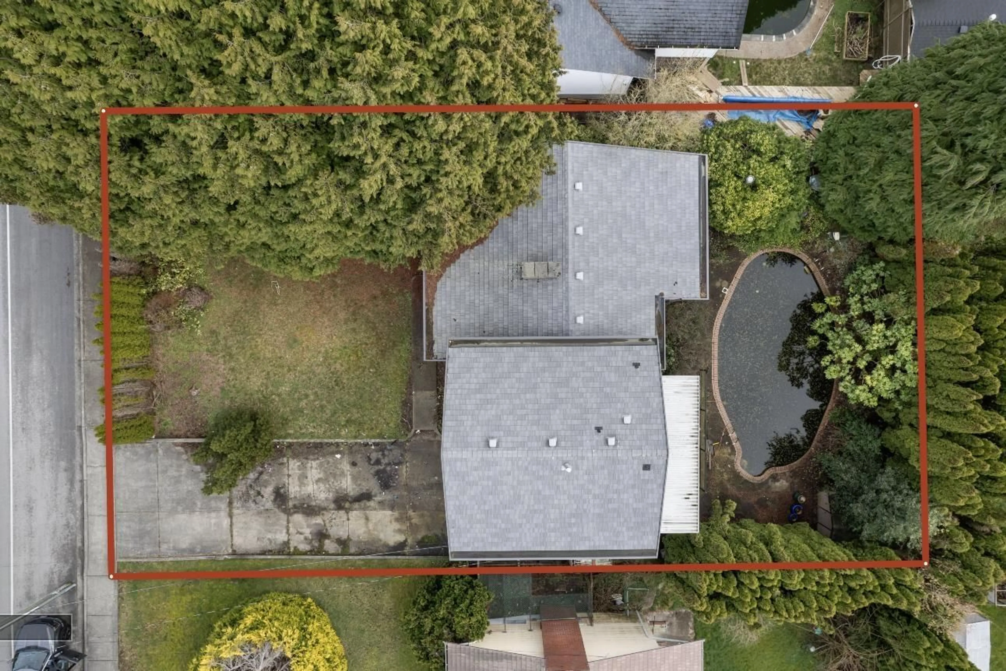 A pic from outside/outdoor area/front of a property/back of a property/a pic from drone, street for 13806 NORTH BLUFF ROAD, White Rock British Columbia V4B3B9