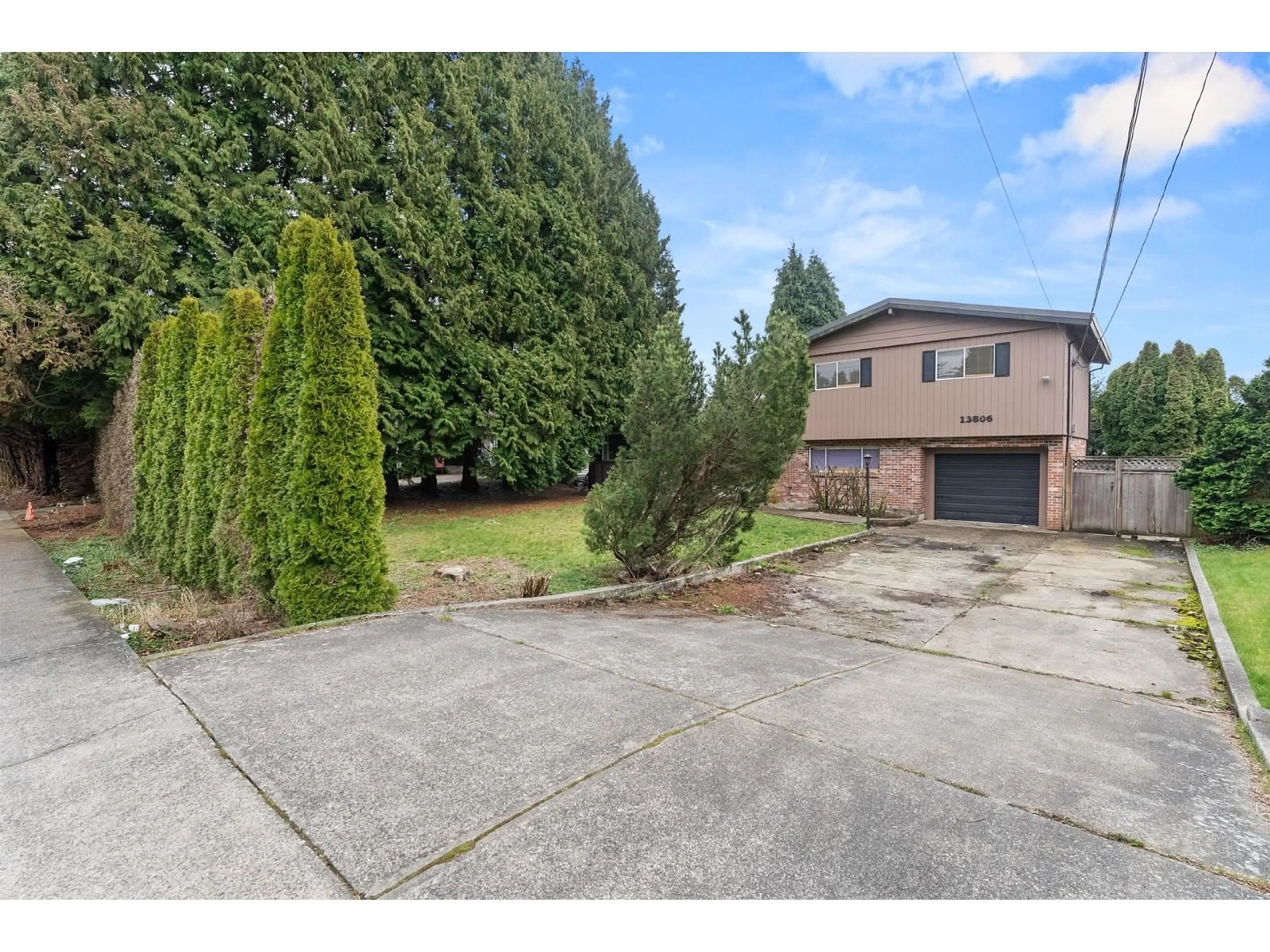 A pic from outside/outdoor area/front of a property/back of a property/a pic from drone, street for 13806 NORTH BLUFF ROAD, White Rock British Columbia V4B3B9