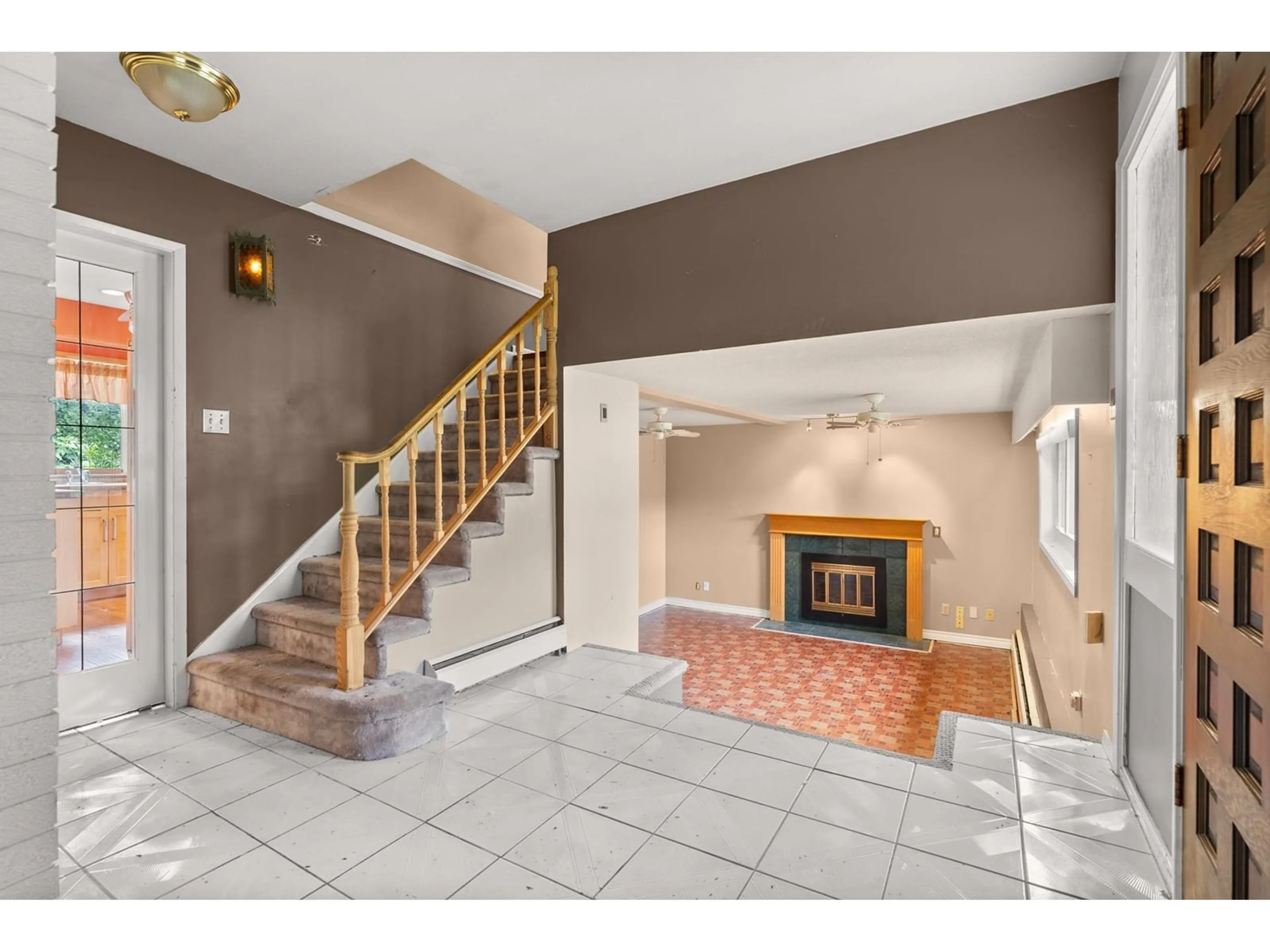 Indoor foyer for 13806 NORTH BLUFF ROAD, White Rock British Columbia V4B3B9