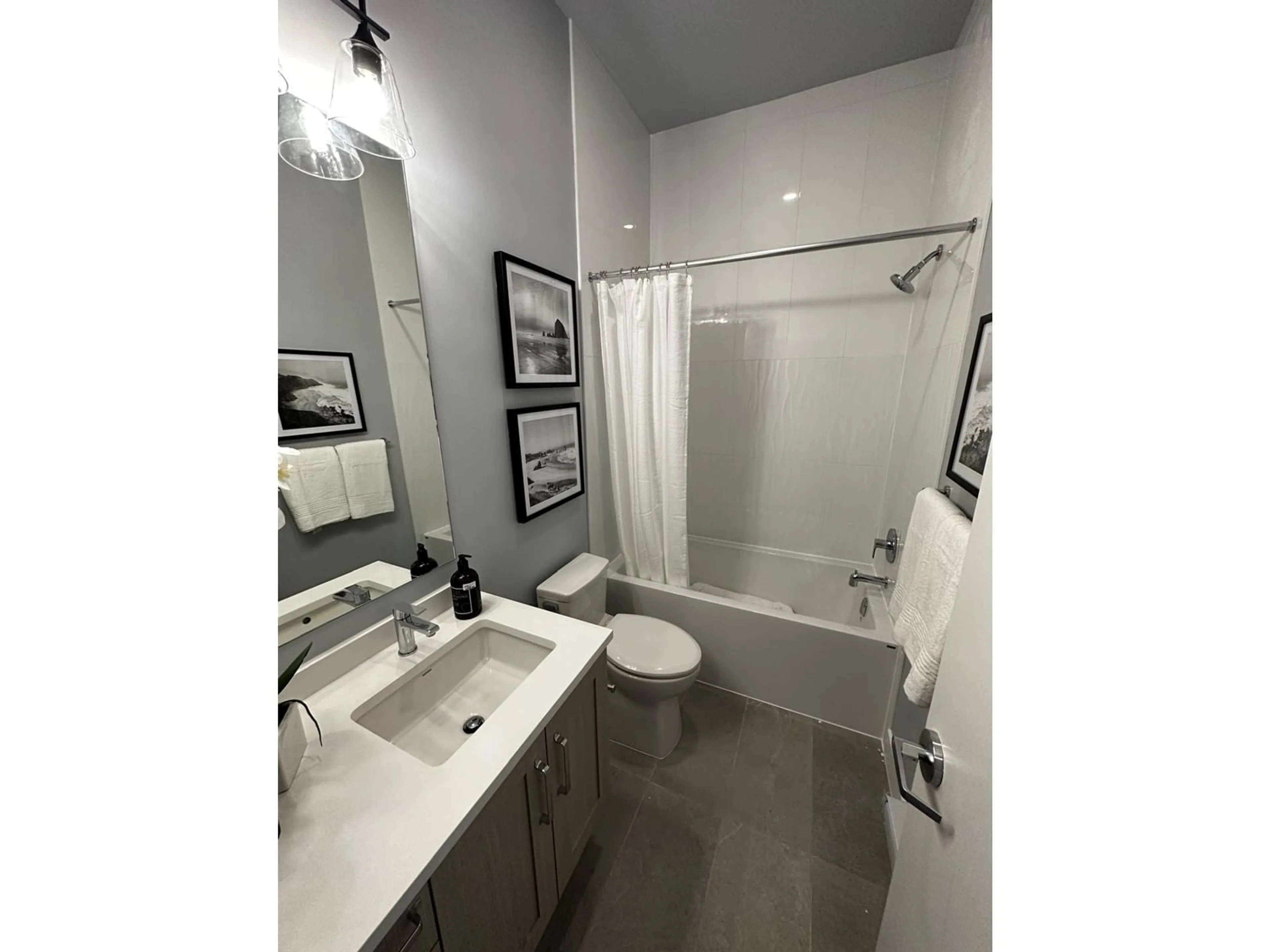 Standard bathroom, ceramic/tile floor for 404 - 18811 72, Surrey British Columbia V0V0V0