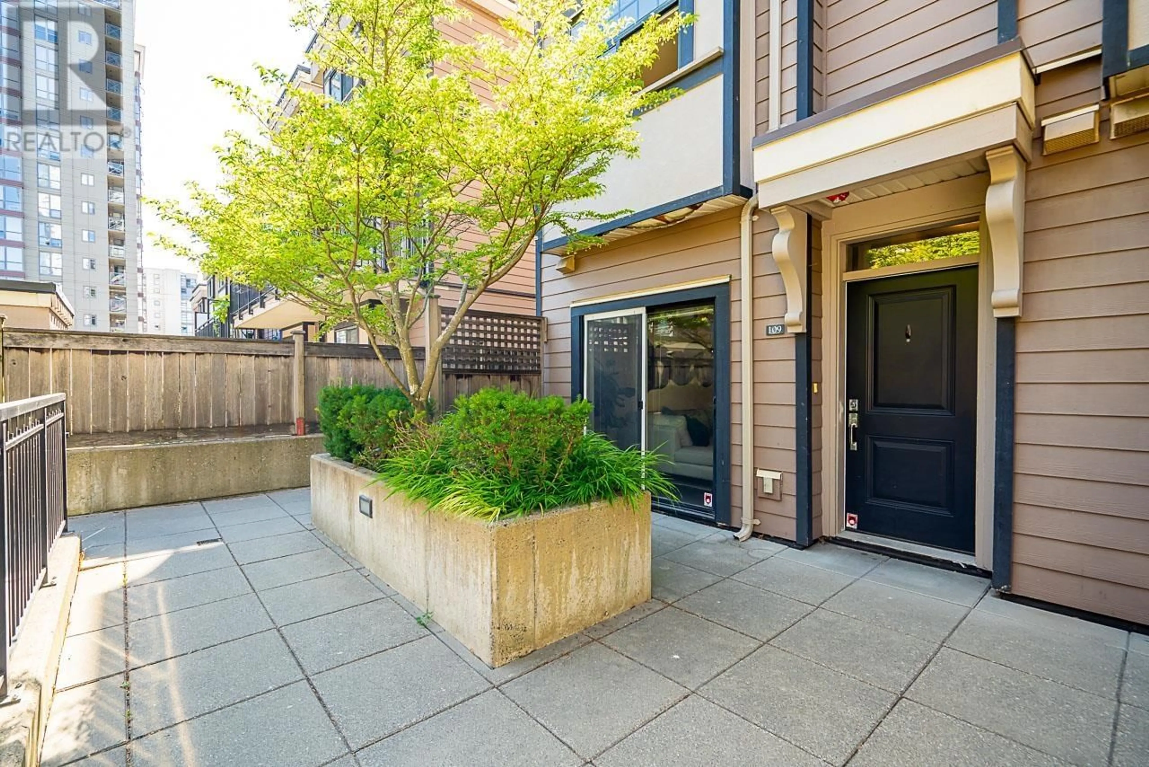 Patio, street for 109 828 ROYAL AVENUE, New Westminster British Columbia V3M1J9