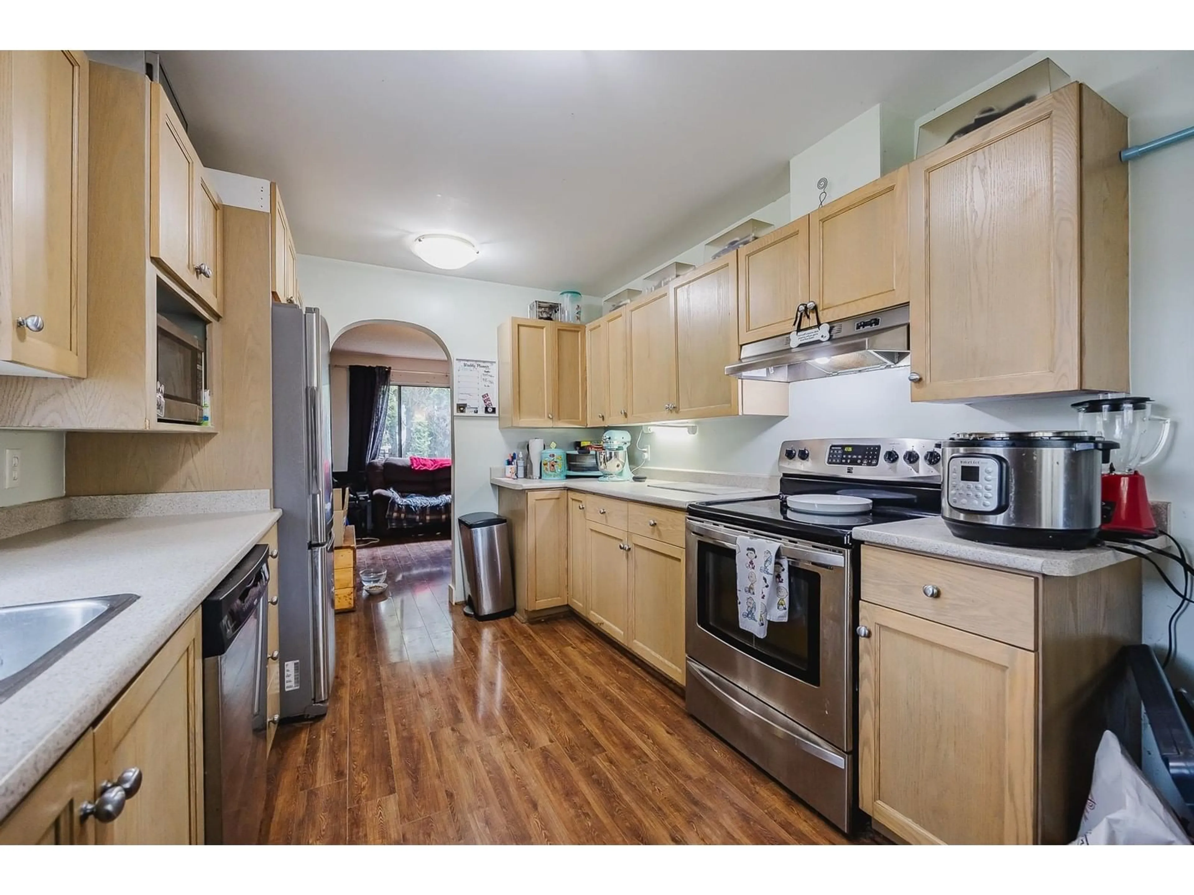 Standard kitchen, wood/laminate floor for 5345 199, Langley British Columbia V3A6T8