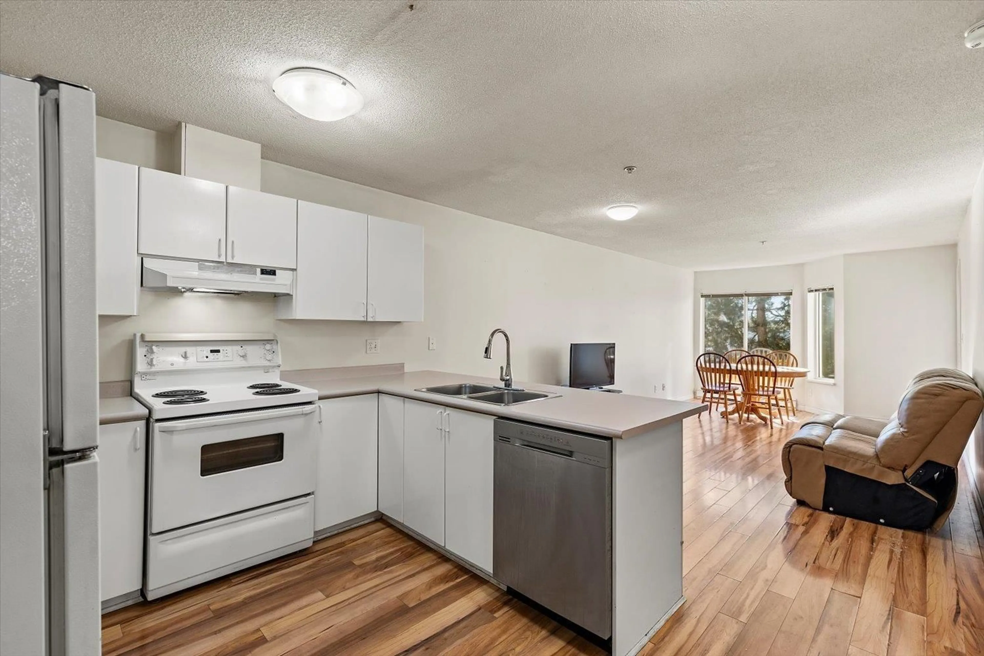 Standard kitchen, unknown for 309 12110 80 AVENUE, Surrey British Columbia V3W0V2