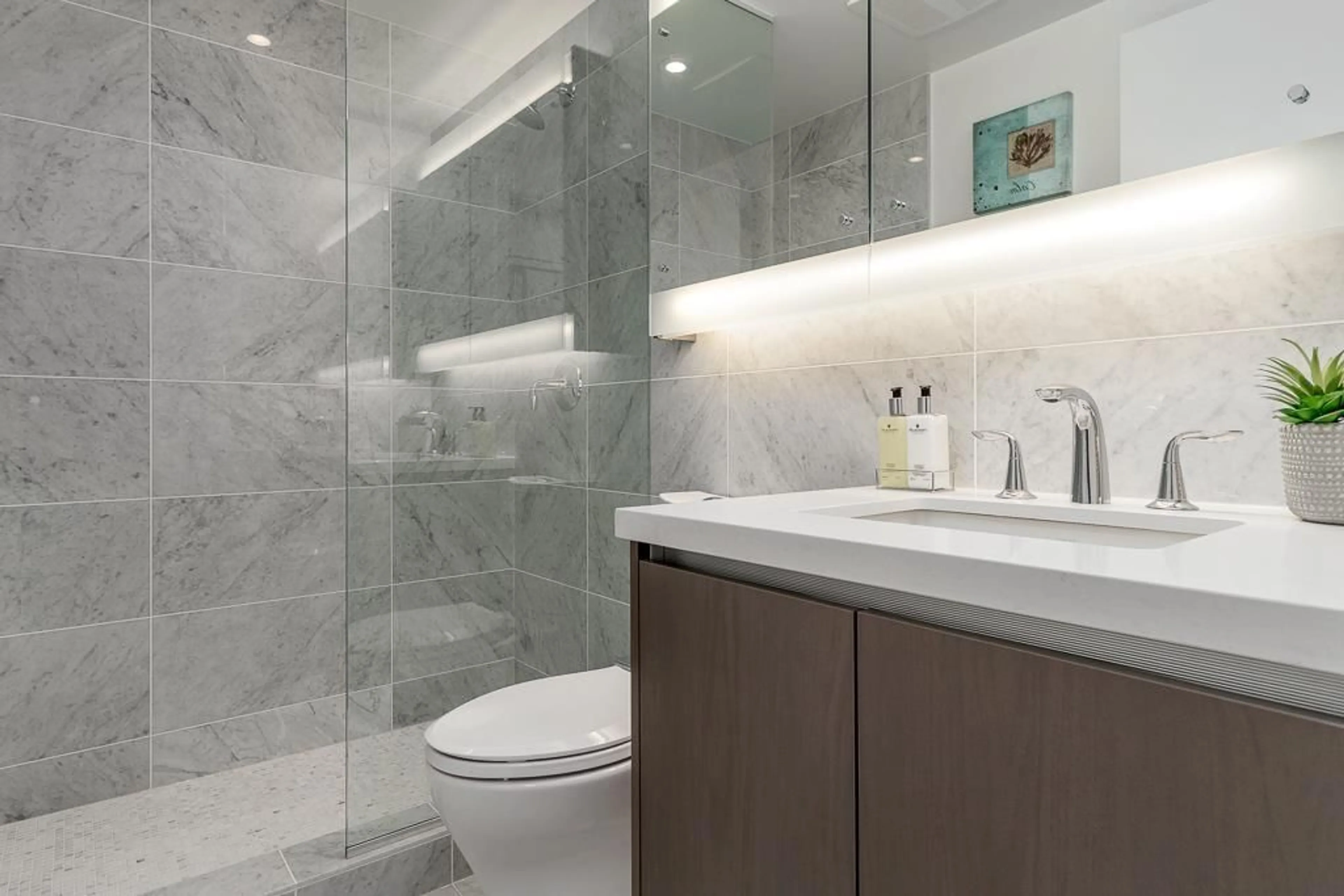 Standard bathroom, ceramic/tile floor for 4302 13696 100 AVENUE, Surrey British Columbia V3T0L5