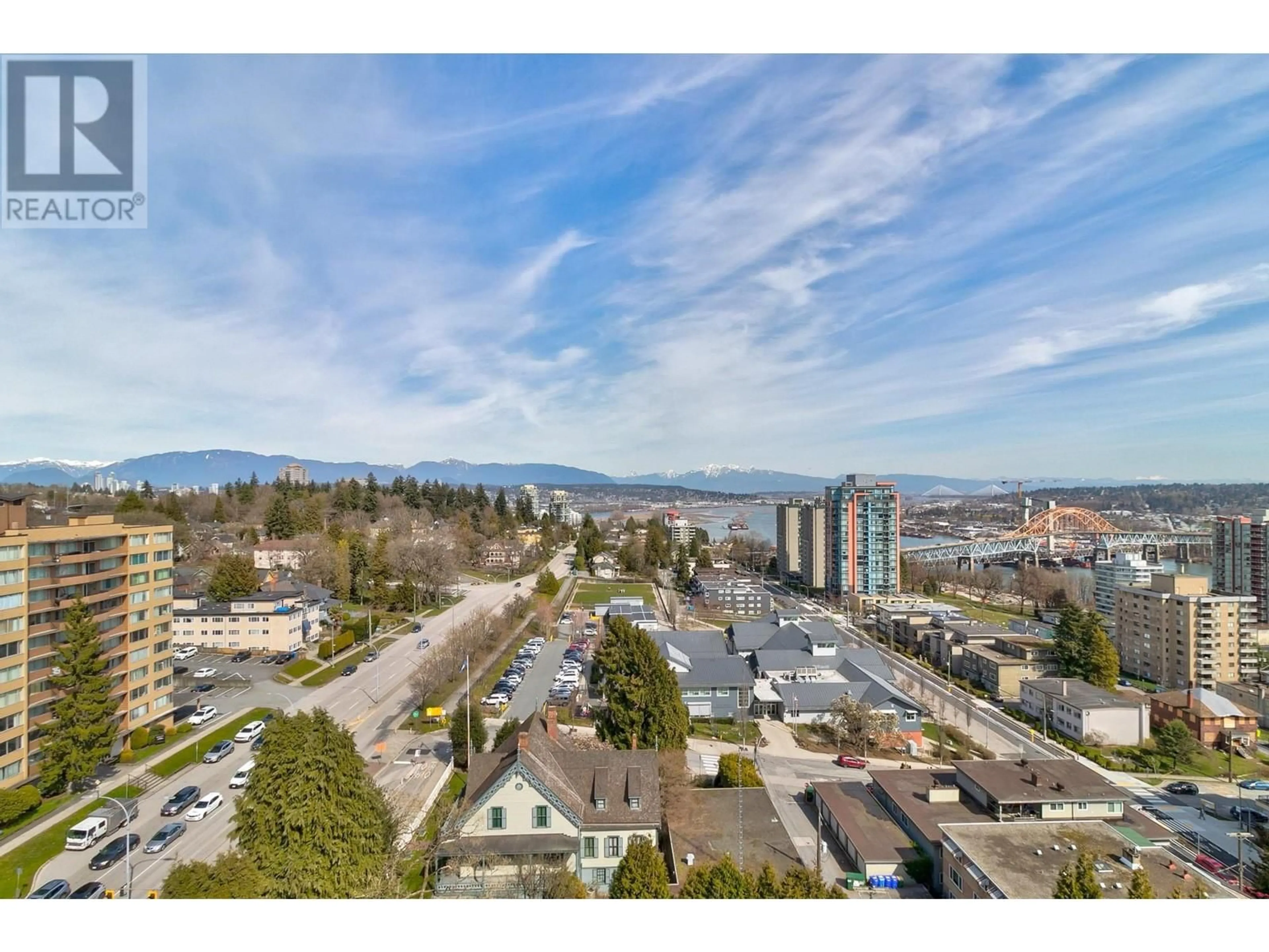 A pic from outside/outdoor area/front of a property/back of a property/a pic from drone, mountain view for 1702 320 ROYAL AVENUE, New Westminster British Columbia V3L5C6