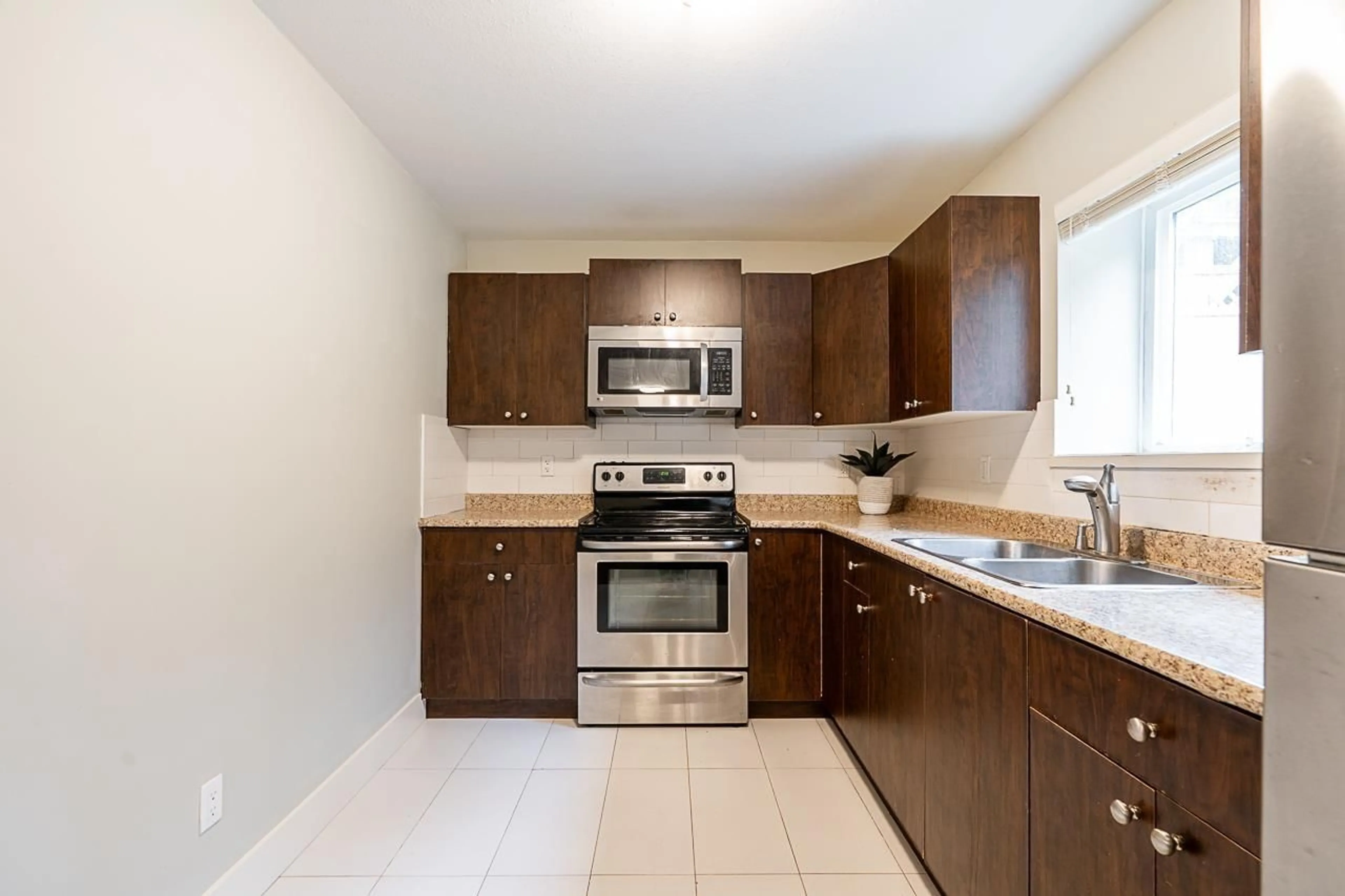 Standard kitchen, ceramic/tile floor for 21046 76A, Langley British Columbia V2Y0L1