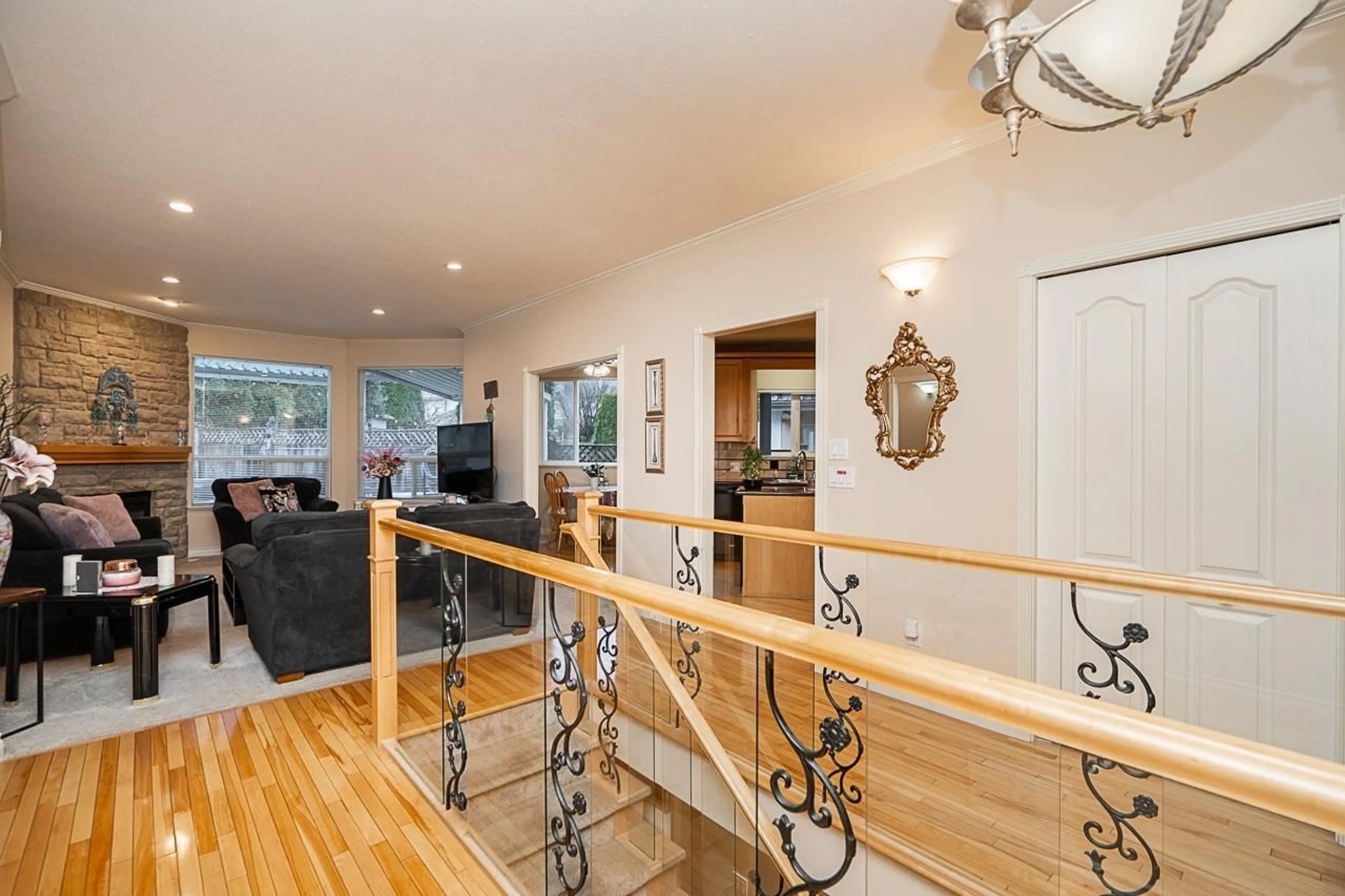 Indoor foyer for 8411 170 STREET, Surrey British Columbia V4N5C7