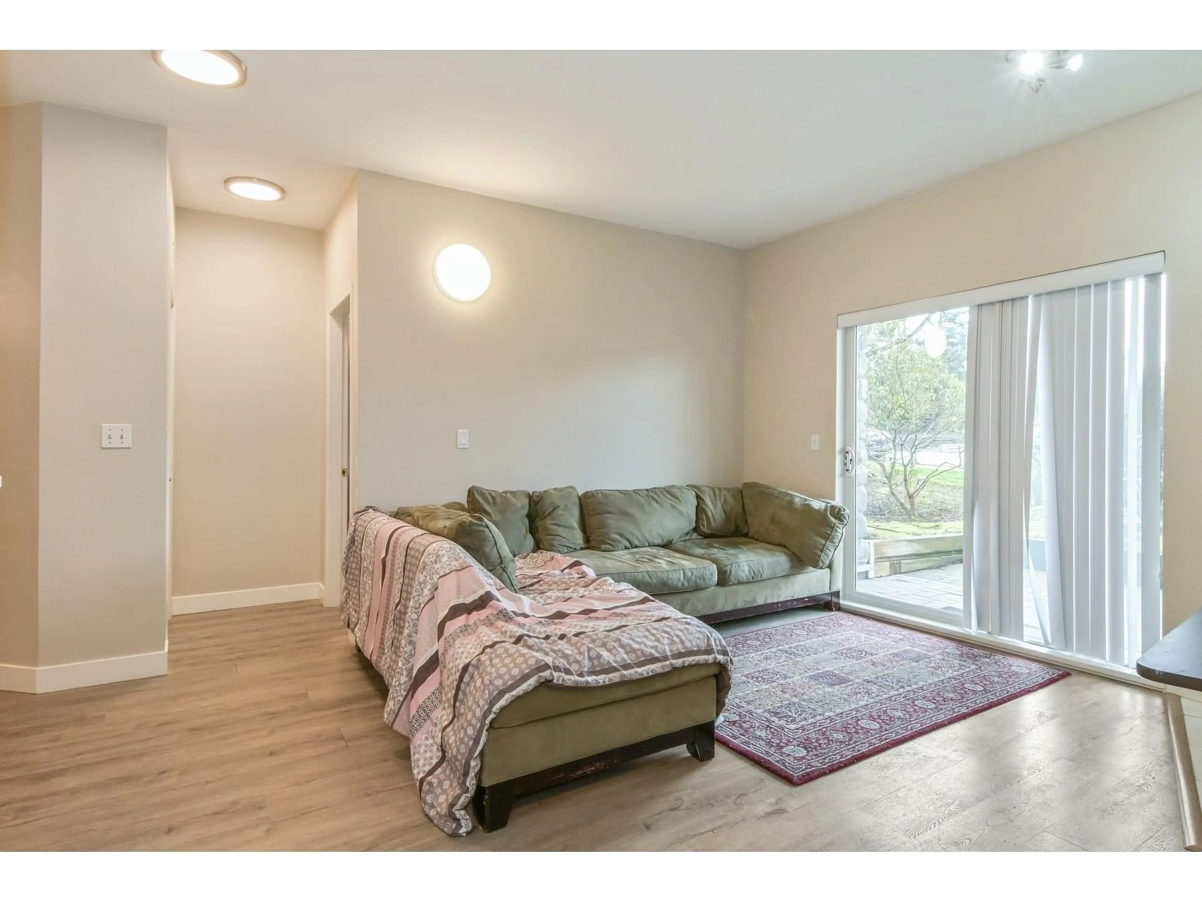 Living room with furniture, wood/laminate floor for 103 - 15298 20, Surrey British Columbia V4A2A3