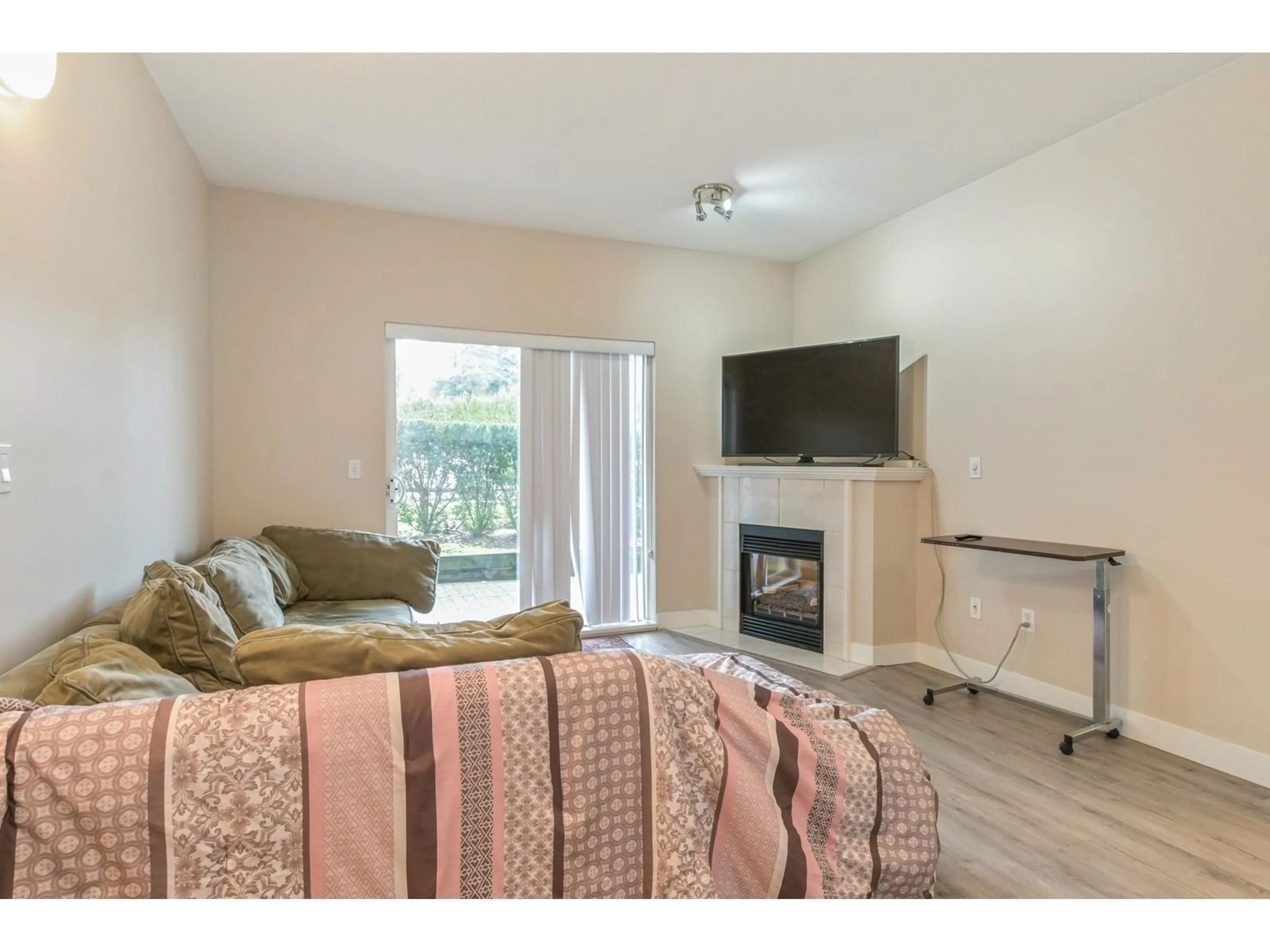Living room with furniture, unknown for 103 - 15298 20, Surrey British Columbia V4A2A3