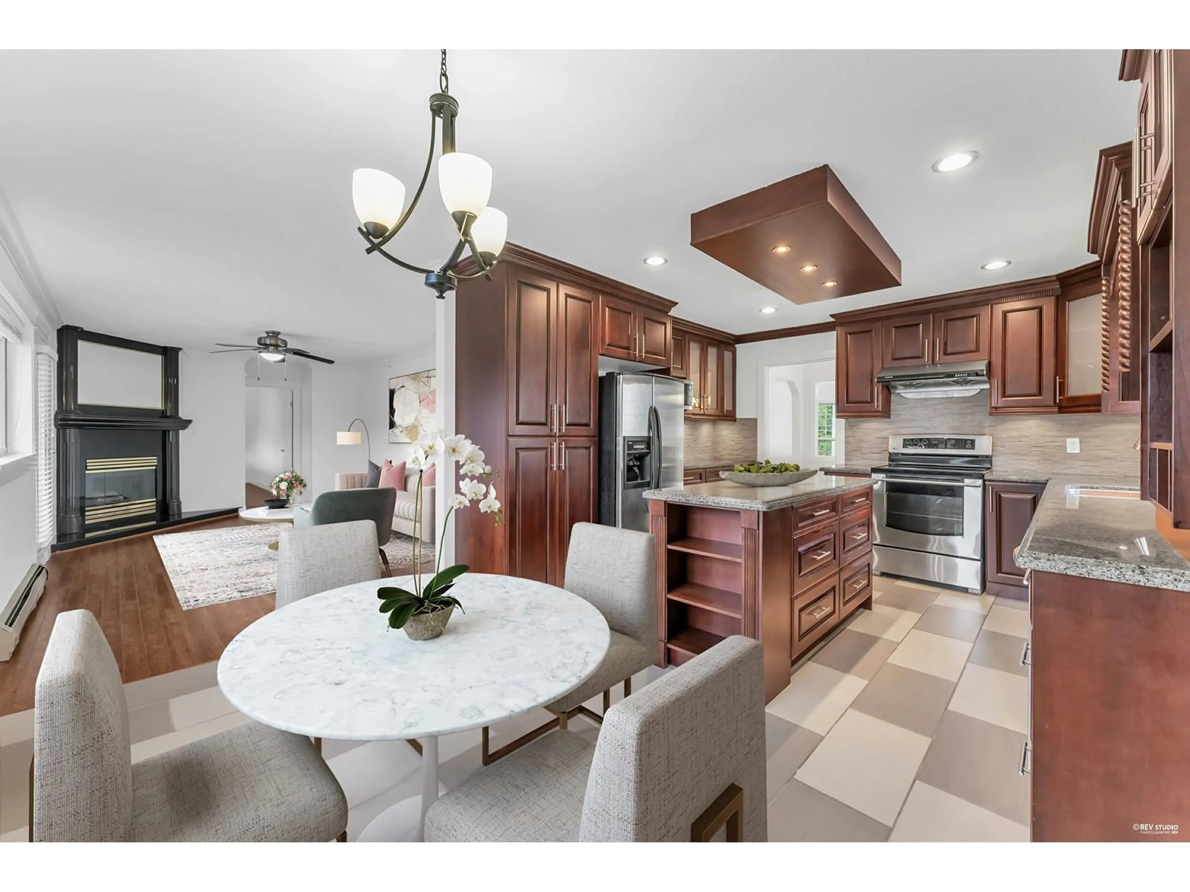 Open concept kitchen, ceramic/tile floor for 9433 156, Surrey British Columbia V3R5Z1