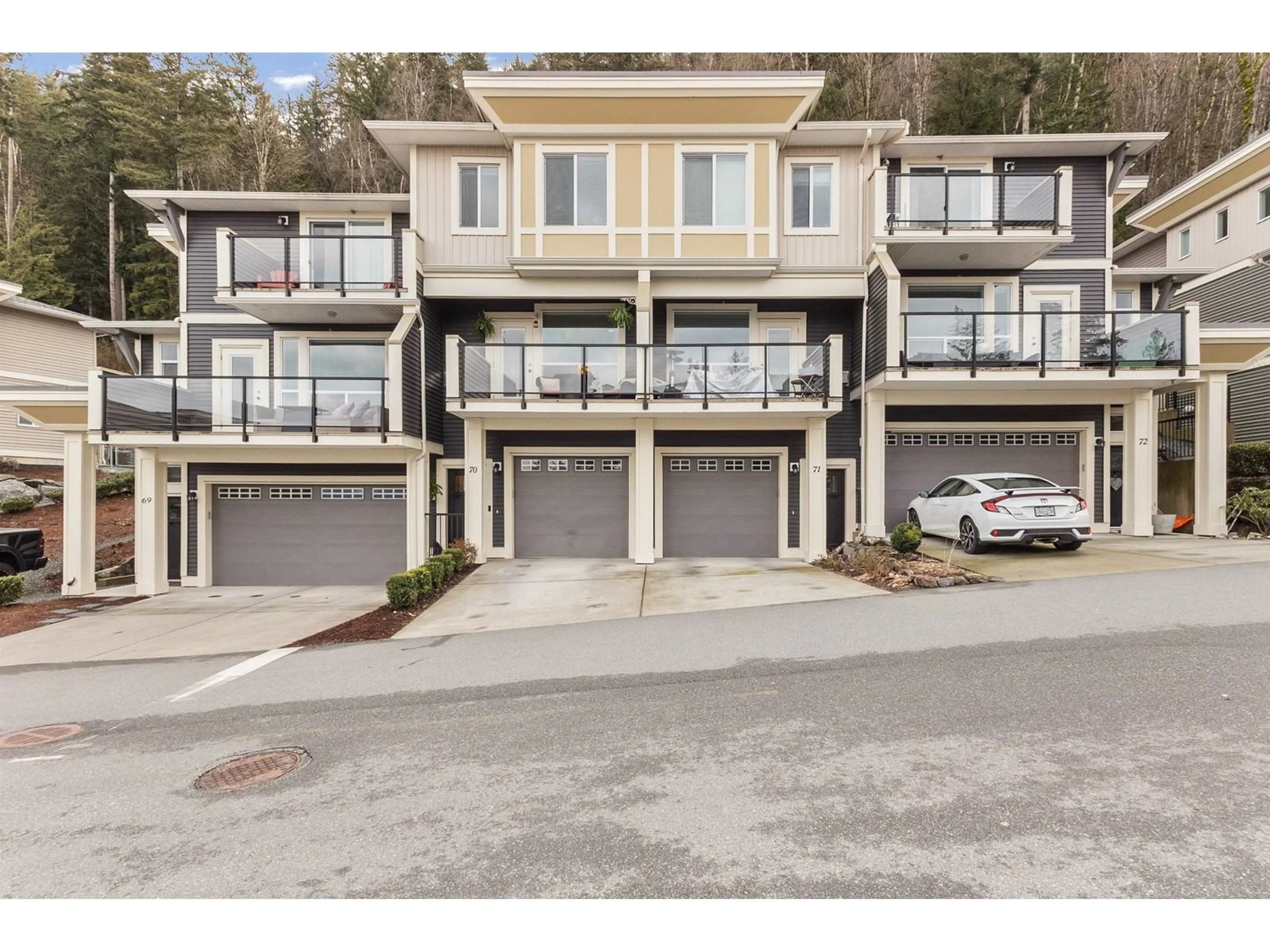 A pic from outside/outdoor area/front of a property/back of a property/a pic from drone, street for 70 6026 LINDEMAN STREET|Promontory, Chilliwack British Columbia V2R0W1