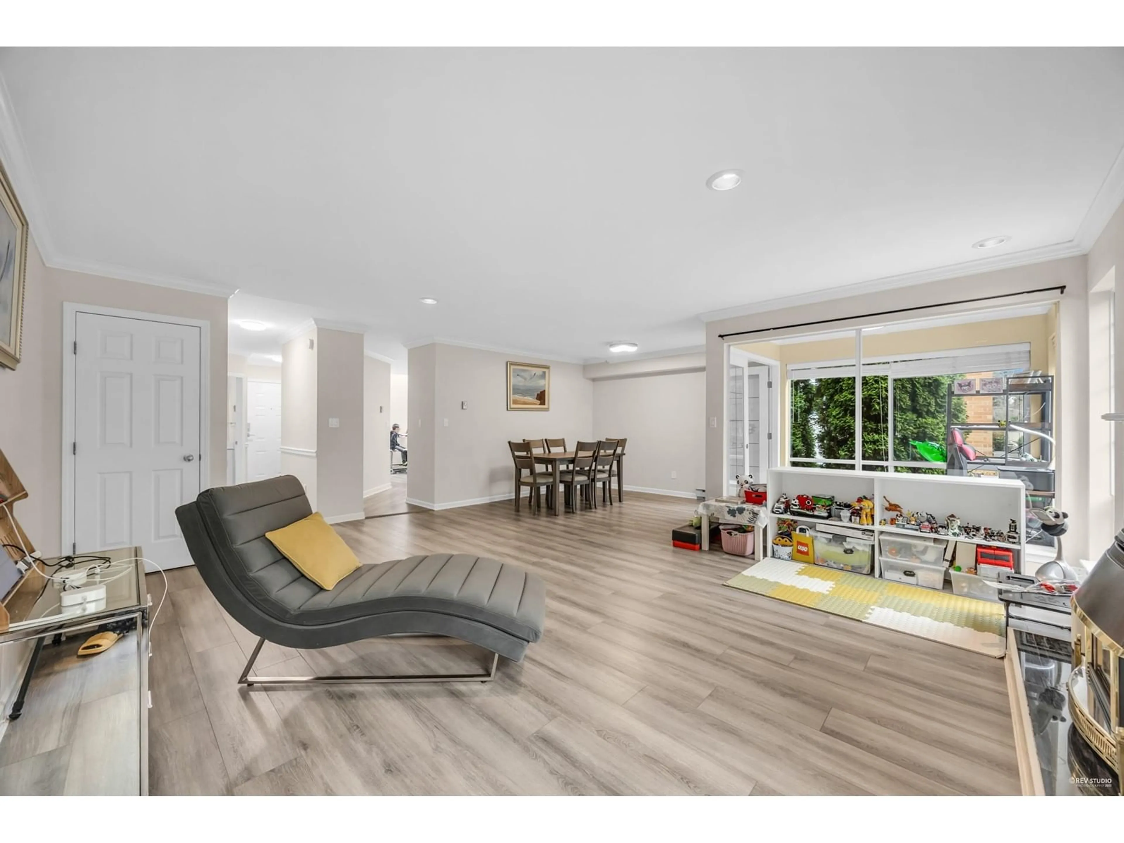 Living room with furniture, wood/laminate floor for 3 - 1552 EVERALL, White Rock British Columbia V4B3S8