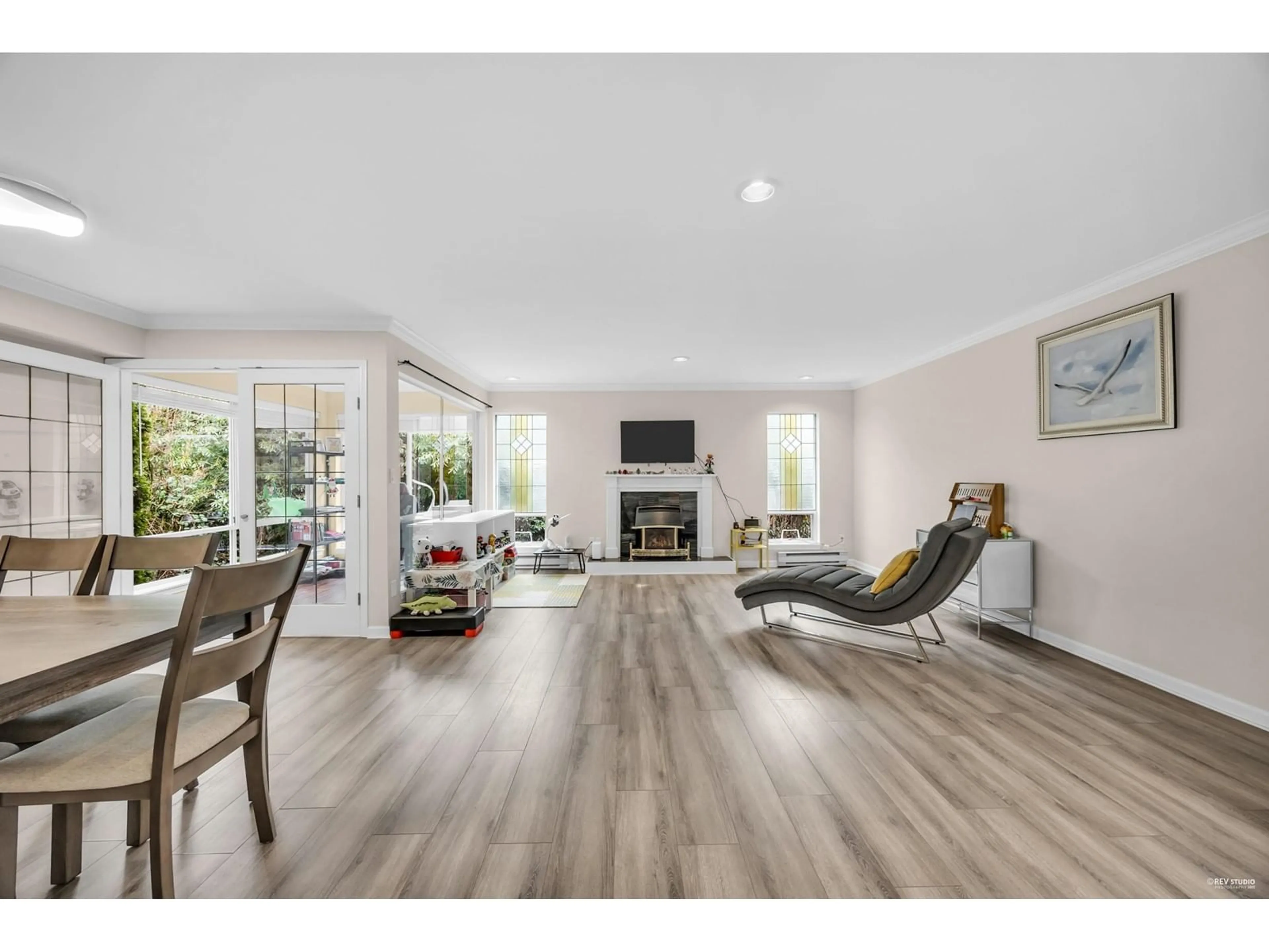 Living room with furniture, wood/laminate floor for 3 1552 EVERALL STREET, White Rock British Columbia V4B3S8