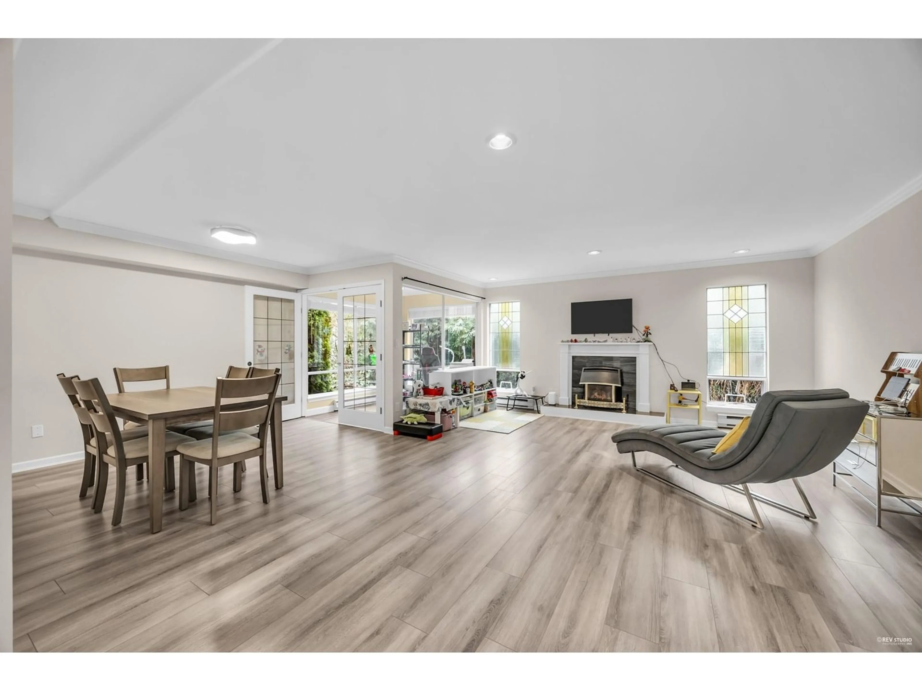 Living room with furniture, wood/laminate floor for 3 1552 EVERALL STREET, White Rock British Columbia V4B3S8