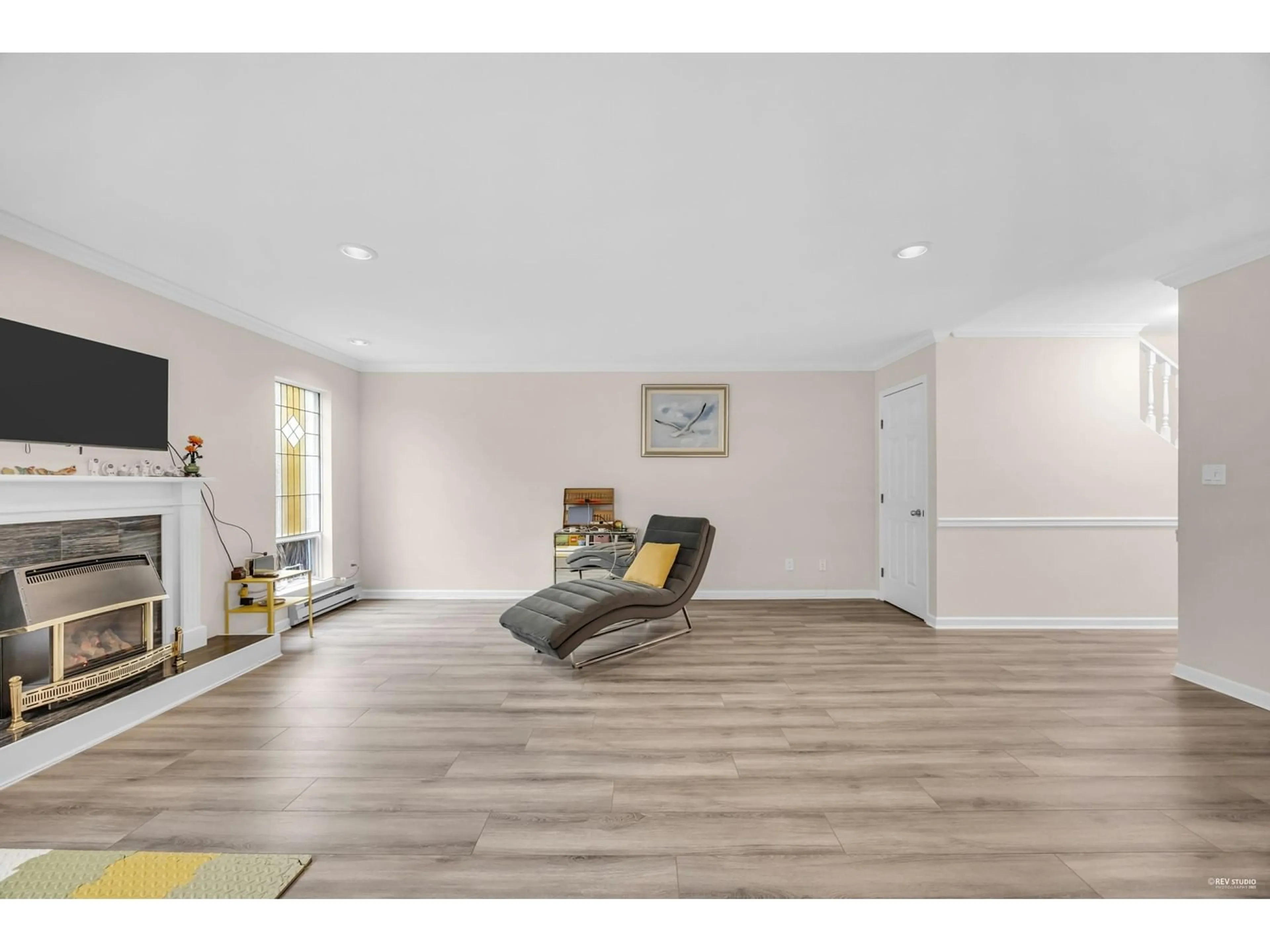 Living room with furniture, wood/laminate floor for 3 1552 EVERALL STREET, White Rock British Columbia V4B3S8