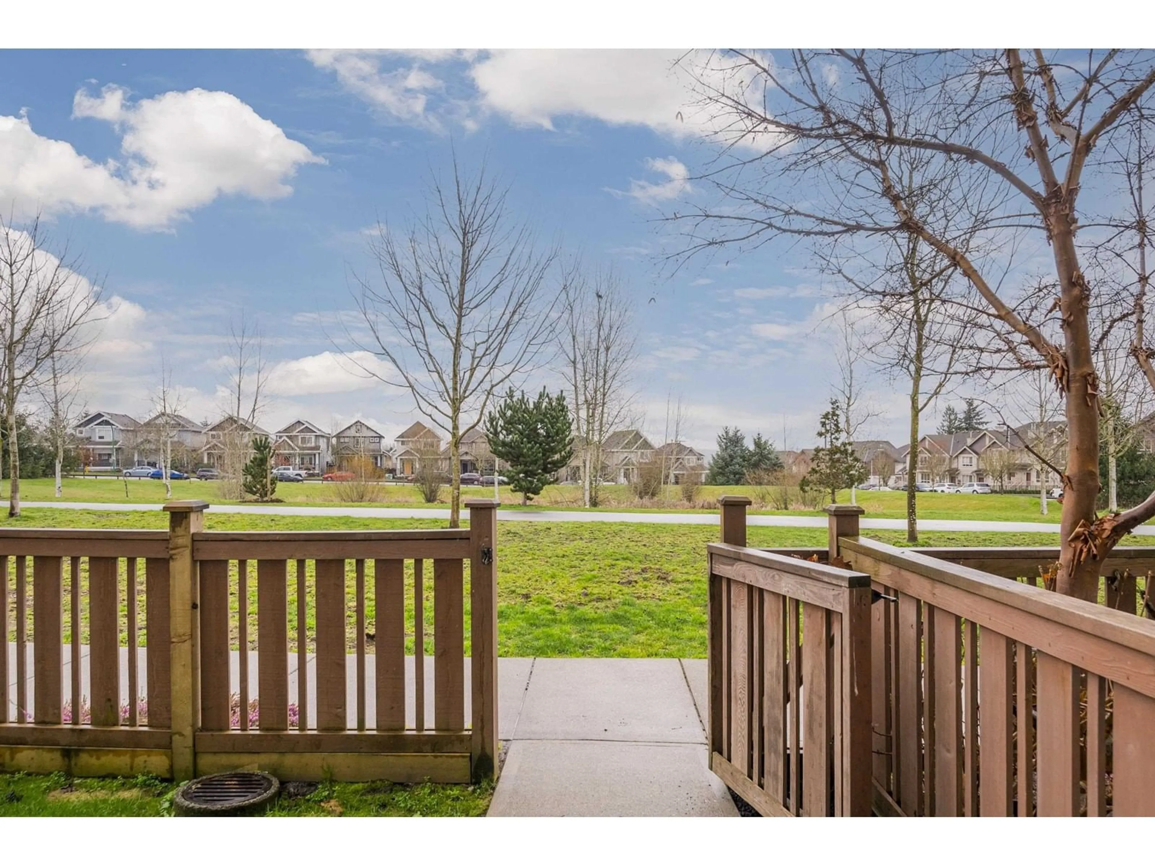 Patio, water/lake/river/ocean view for 103 - 19433 68, Surrey British Columbia V4N6M8