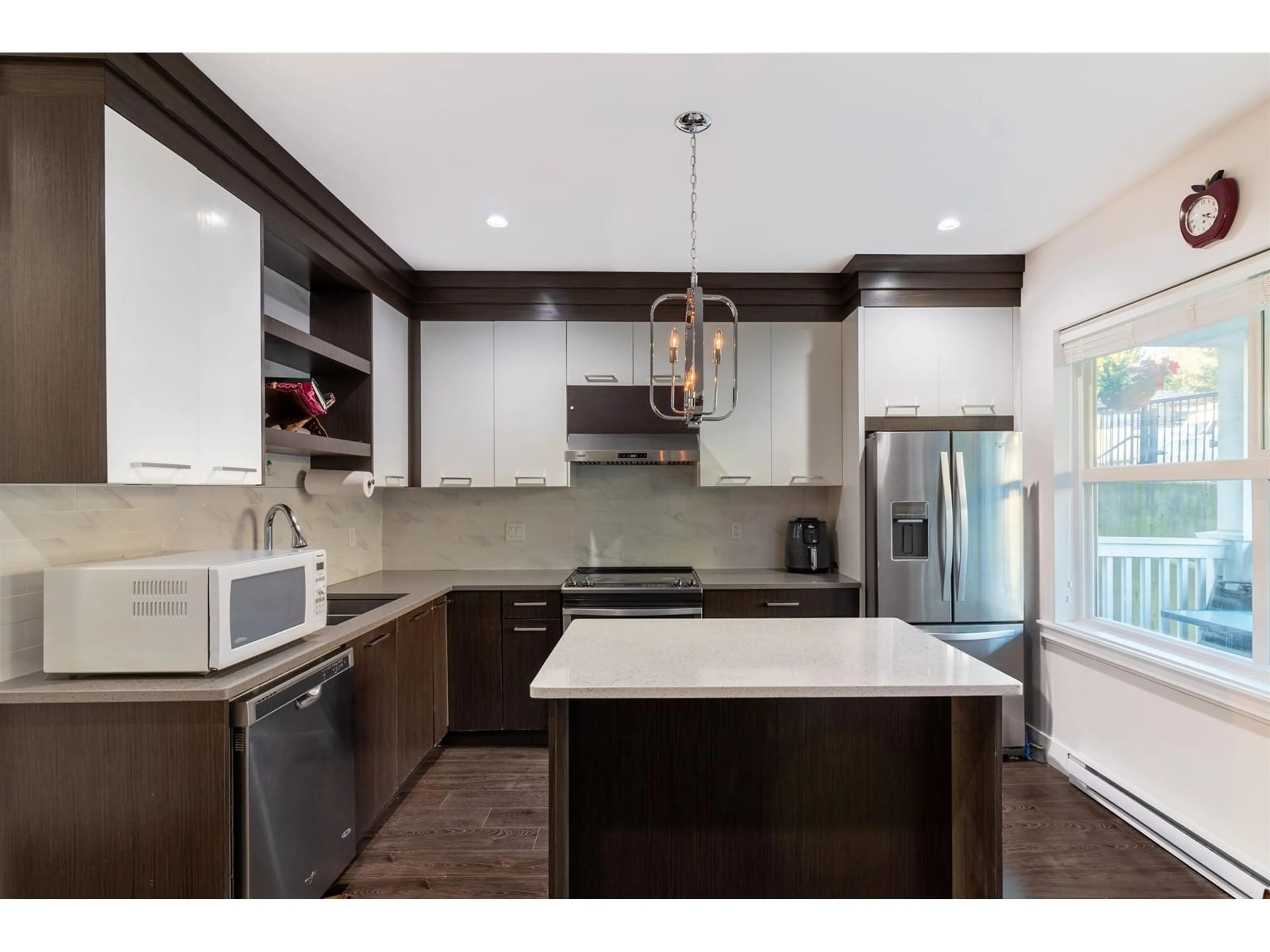 Contemporary kitchen, unknown for 2 14450 68 AVENUE, Surrey British Columbia V3S2A9