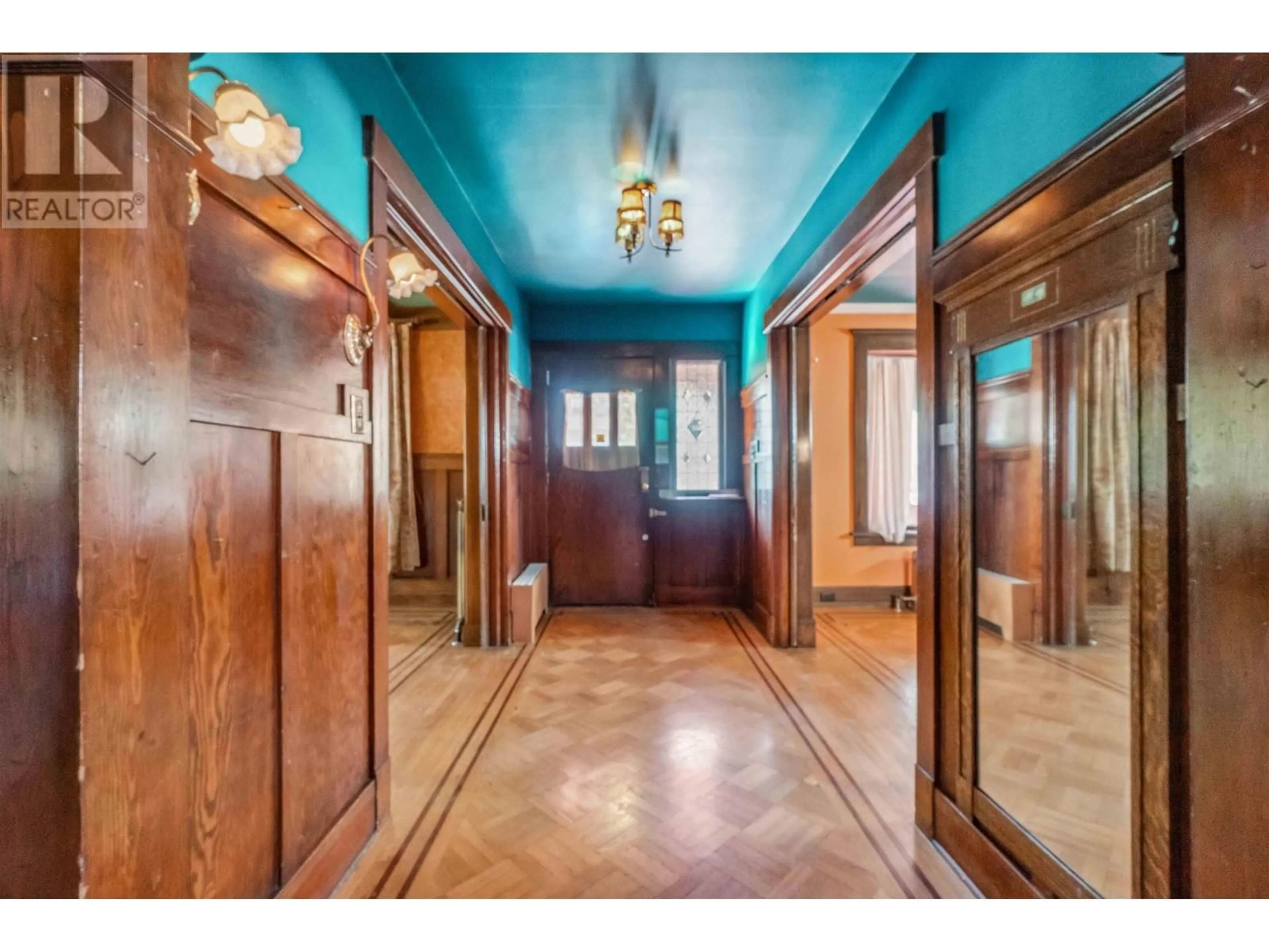 Indoor foyer for 2011 48TH AVENUE, Vancouver British Columbia V6M2P4