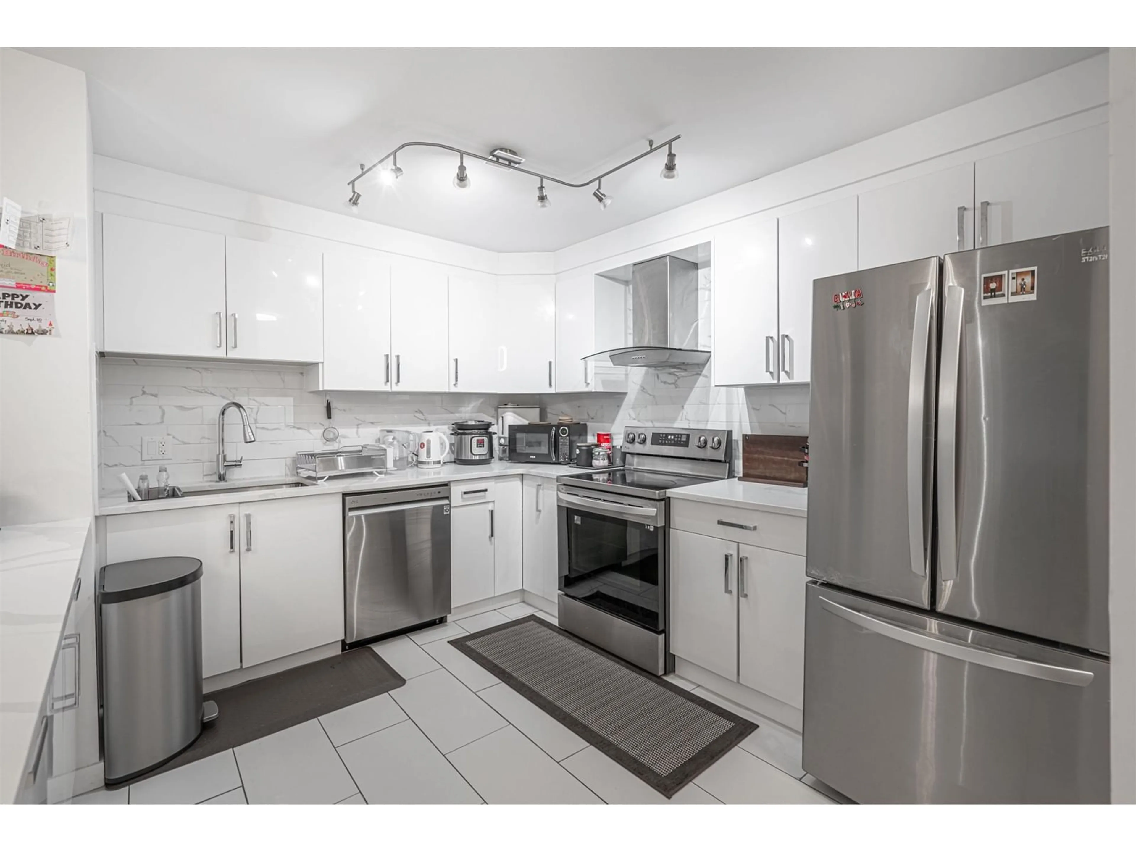 Standard kitchen, ceramic/tile floor for 109 - 33708 KING, Abbotsford British Columbia V2S8C6